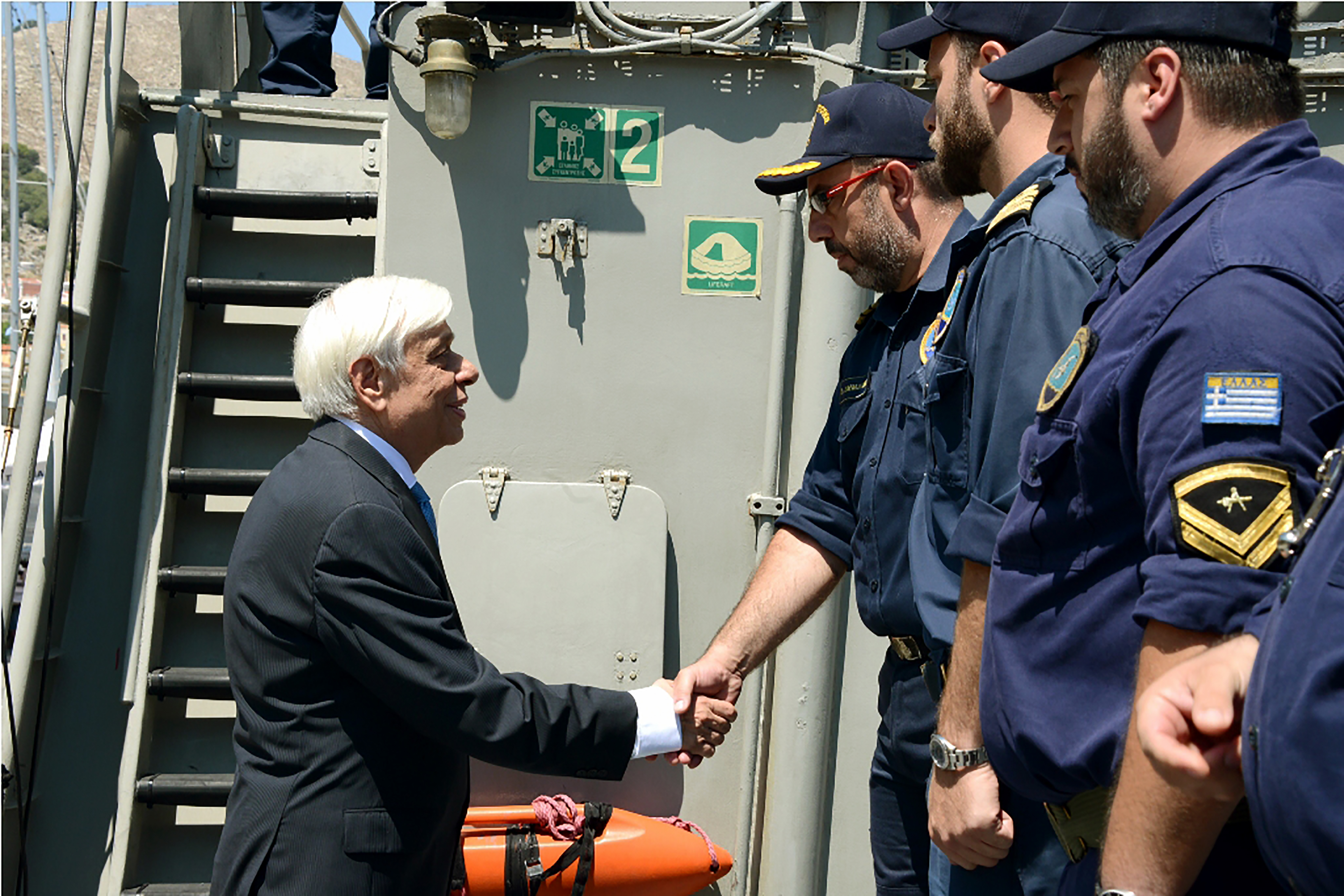 Τουρκικές παρενοχλήσεις στο ελικόπτερο που μεταφέρει τον Πρόεδρο