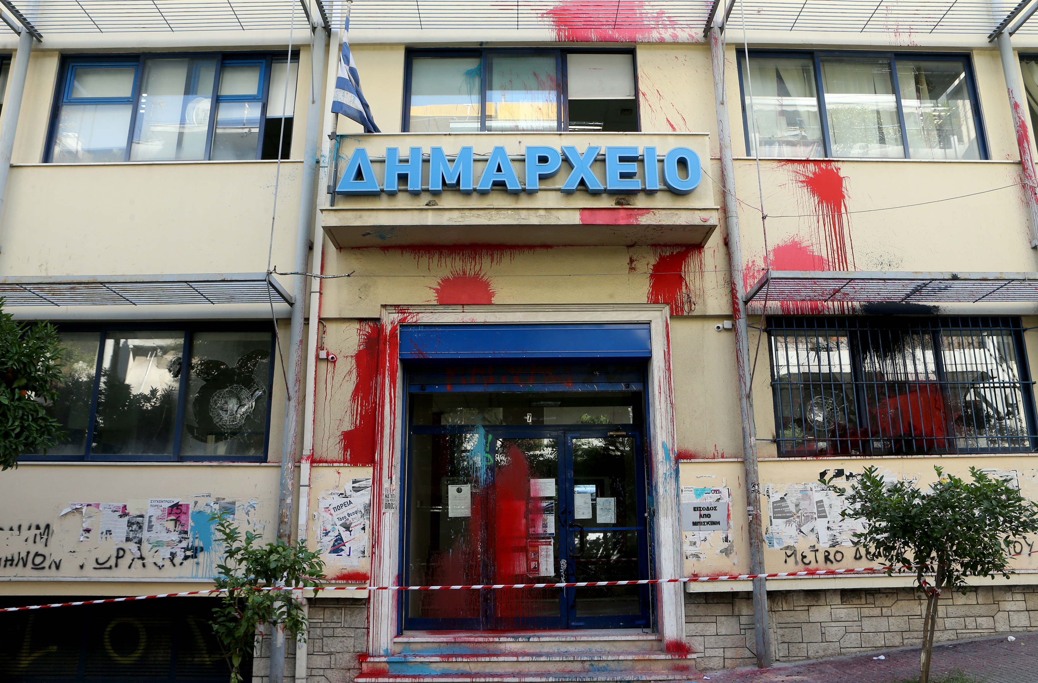 Επίθεση Ρουβίκωνα με μπογιές και βαριοπούλες στο δημαρχείο Ζωγράφου