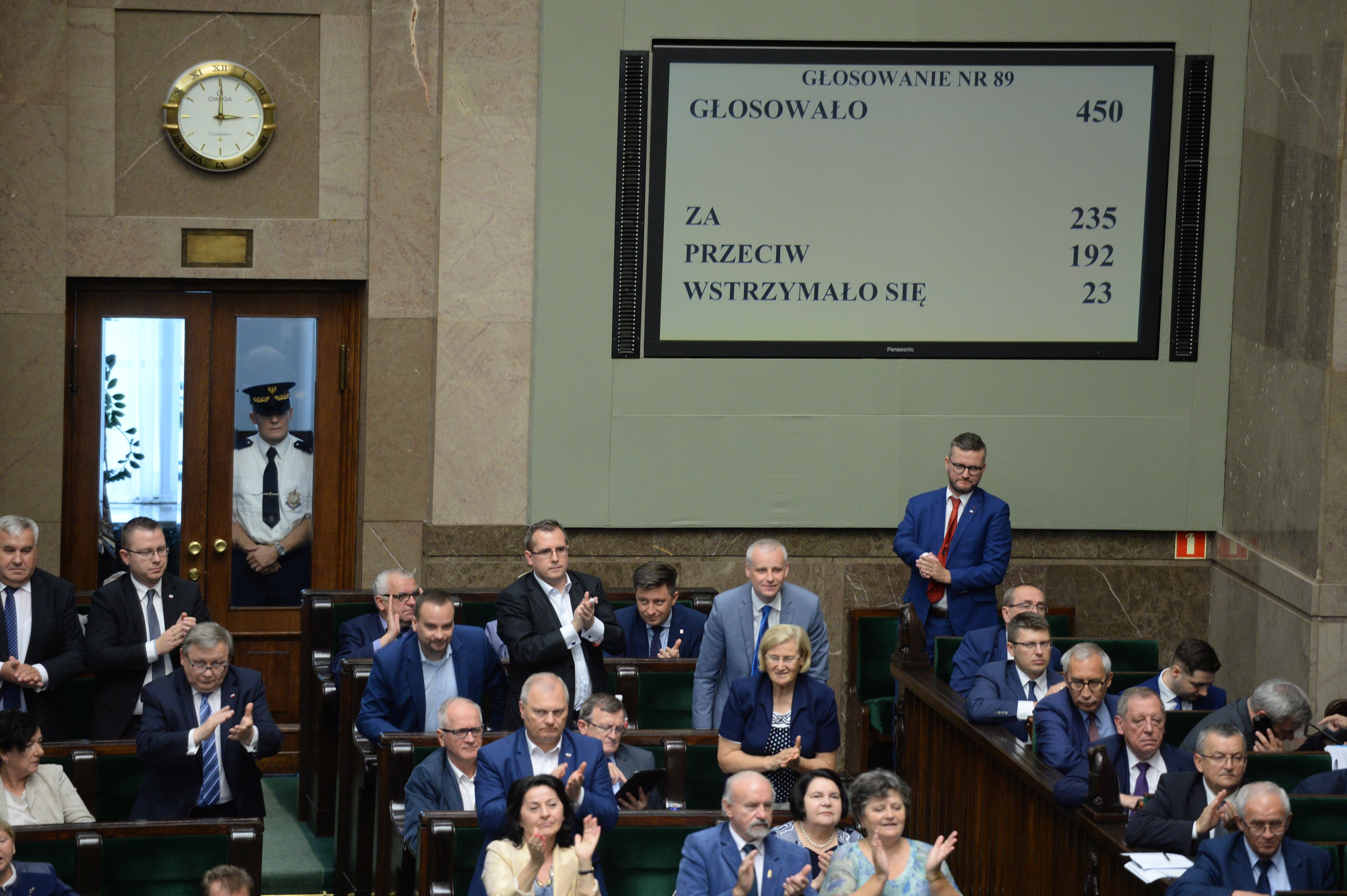 Πολωνική κρίση: «Πρέπει να μιλήσουμε» λέει η ΕΕ - Υποστηρίζει η Ουγγαρία