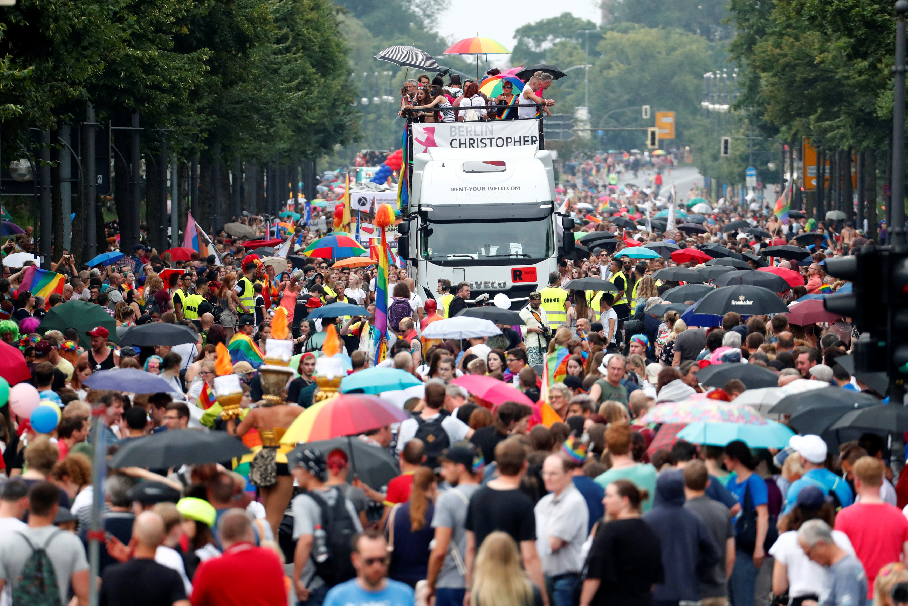 Το Gay Pride του Βερολίνου έγινε γιορτή για τον γάμο των ομοφυλοφίλων