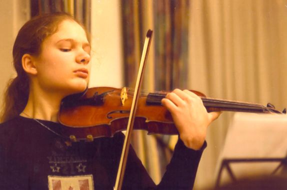 Η 28χρονη ολλανδή βιολίστρια που παίζει Τσιτσάνη