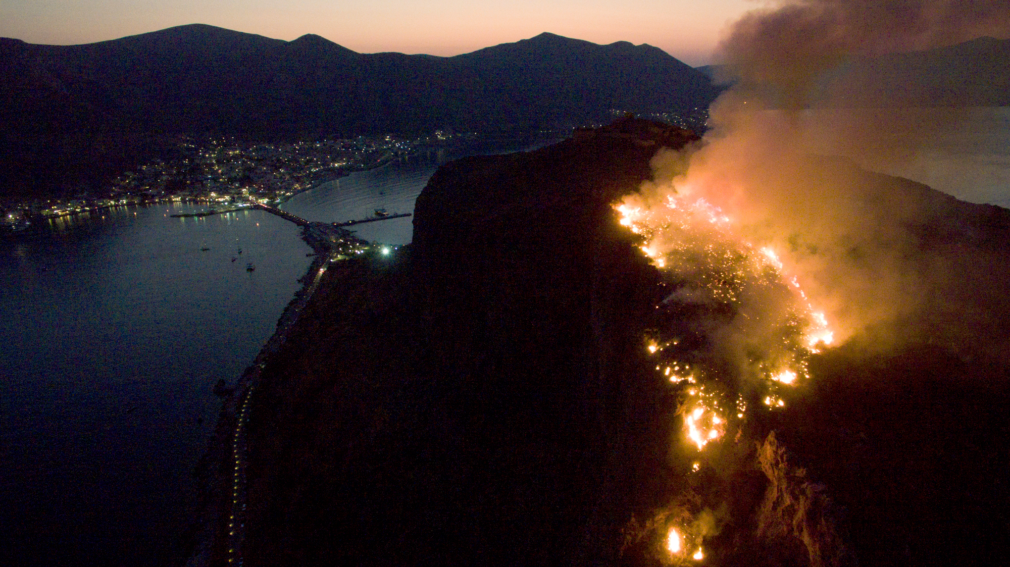 Σε ύφεση η φωτιά πάνω από το κάστρο της Μονεμβασιάς
