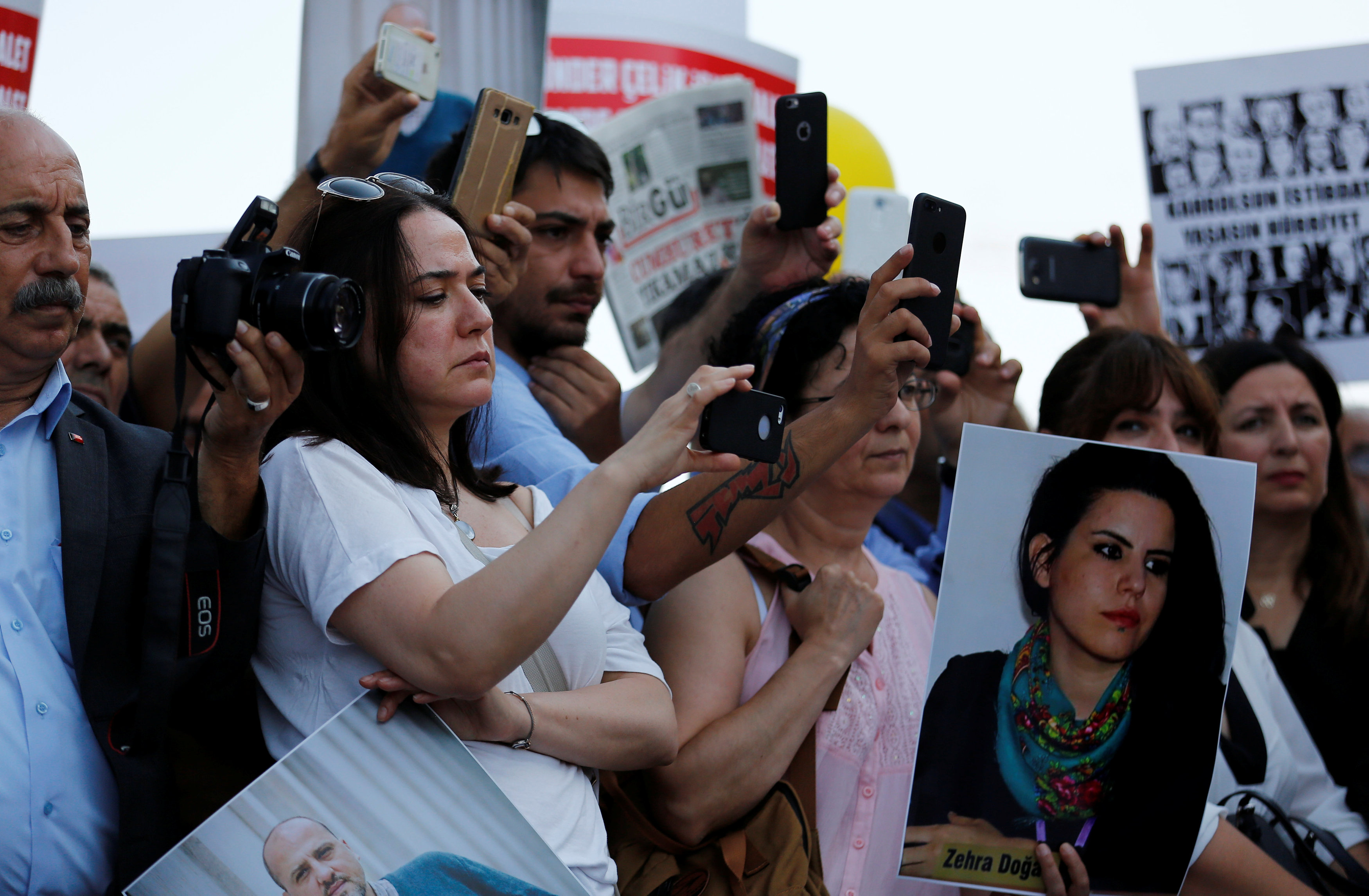 Ξεκίνησε η δίκη των δημοσιογράφων της τουρκικής Cumhuriyet