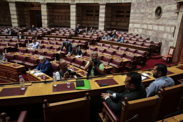 Βουλή: «Κόντρα» Βενιζέλου-Παππά για τις τηλεοπτικές άδειες