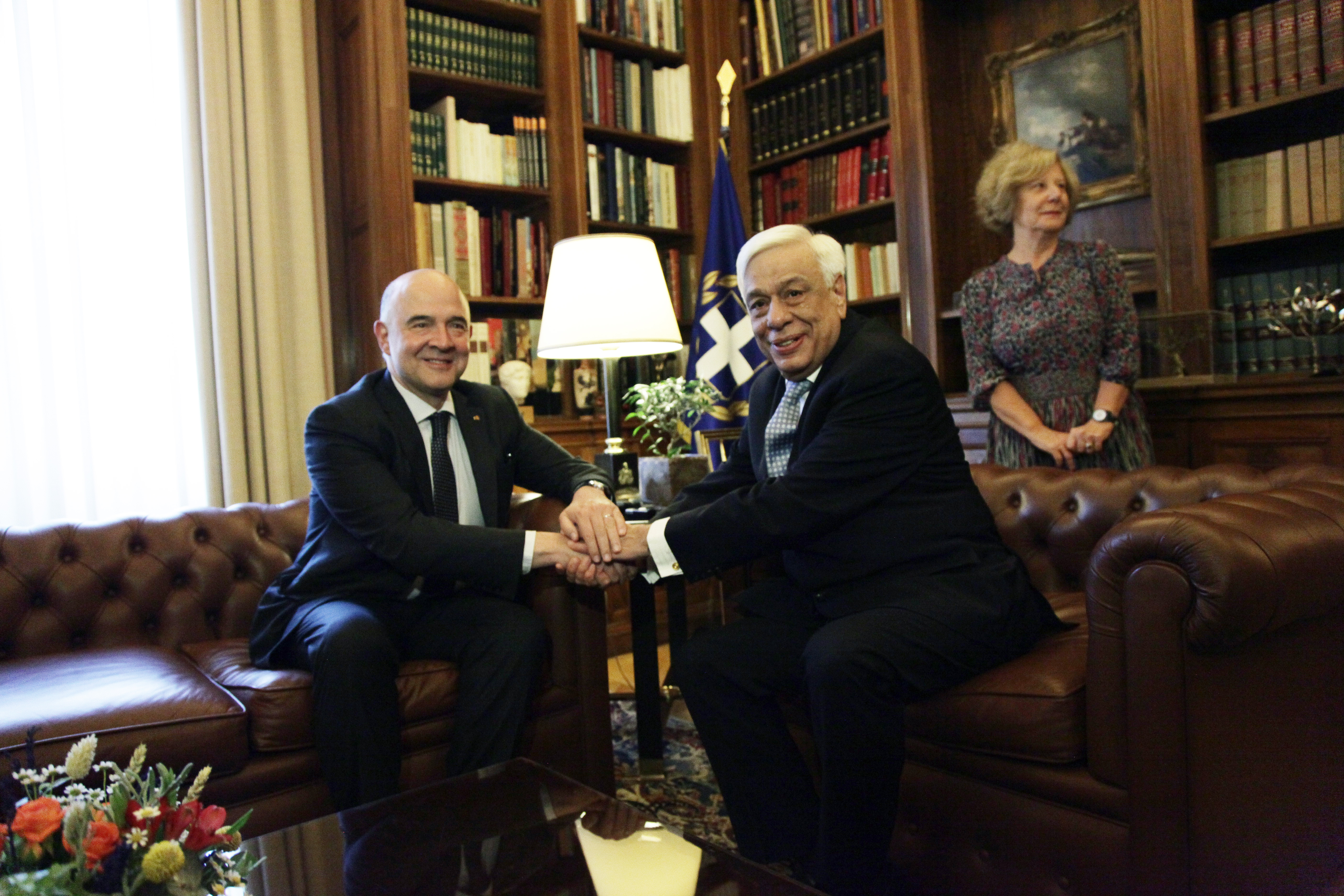 Μοσκοβισί: Εκπληκτική η βελτίωση, αλλά η προσπάθεια συνεχίζεται