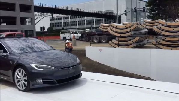 Σε λειτουργία το πρώτο ασανσέρ αυτοκινήτων για την υπερταχεία Hyperloop