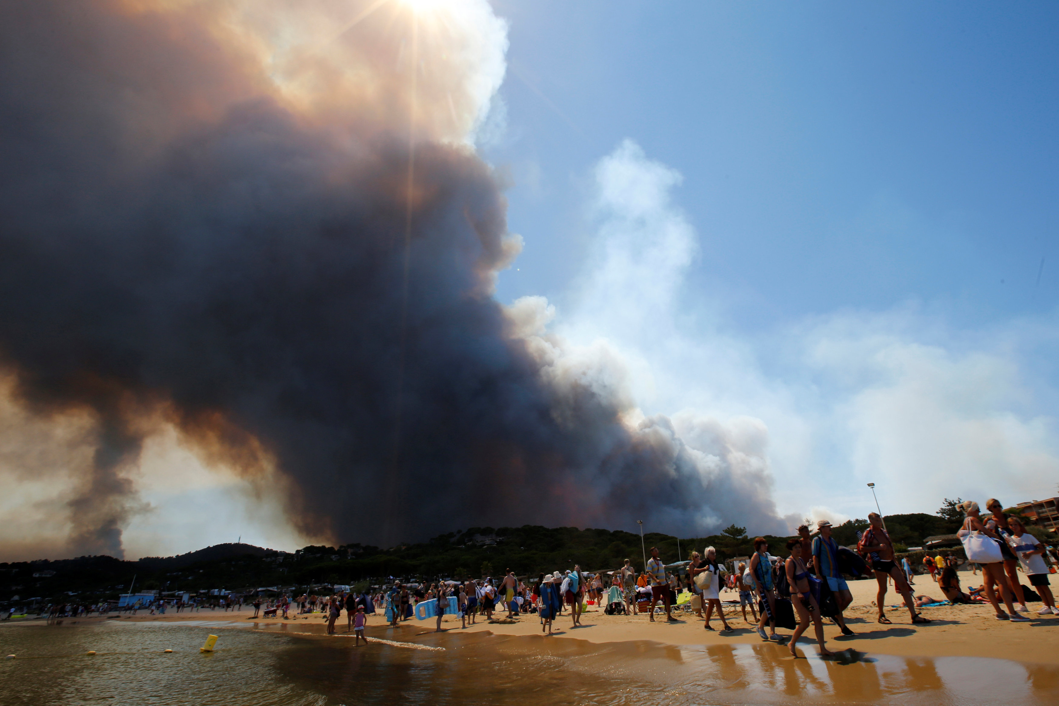 Μάχη με τις φλόγες δίνουν για τρίτη ημέρα οι πυροσβέστες στη Γαλλία