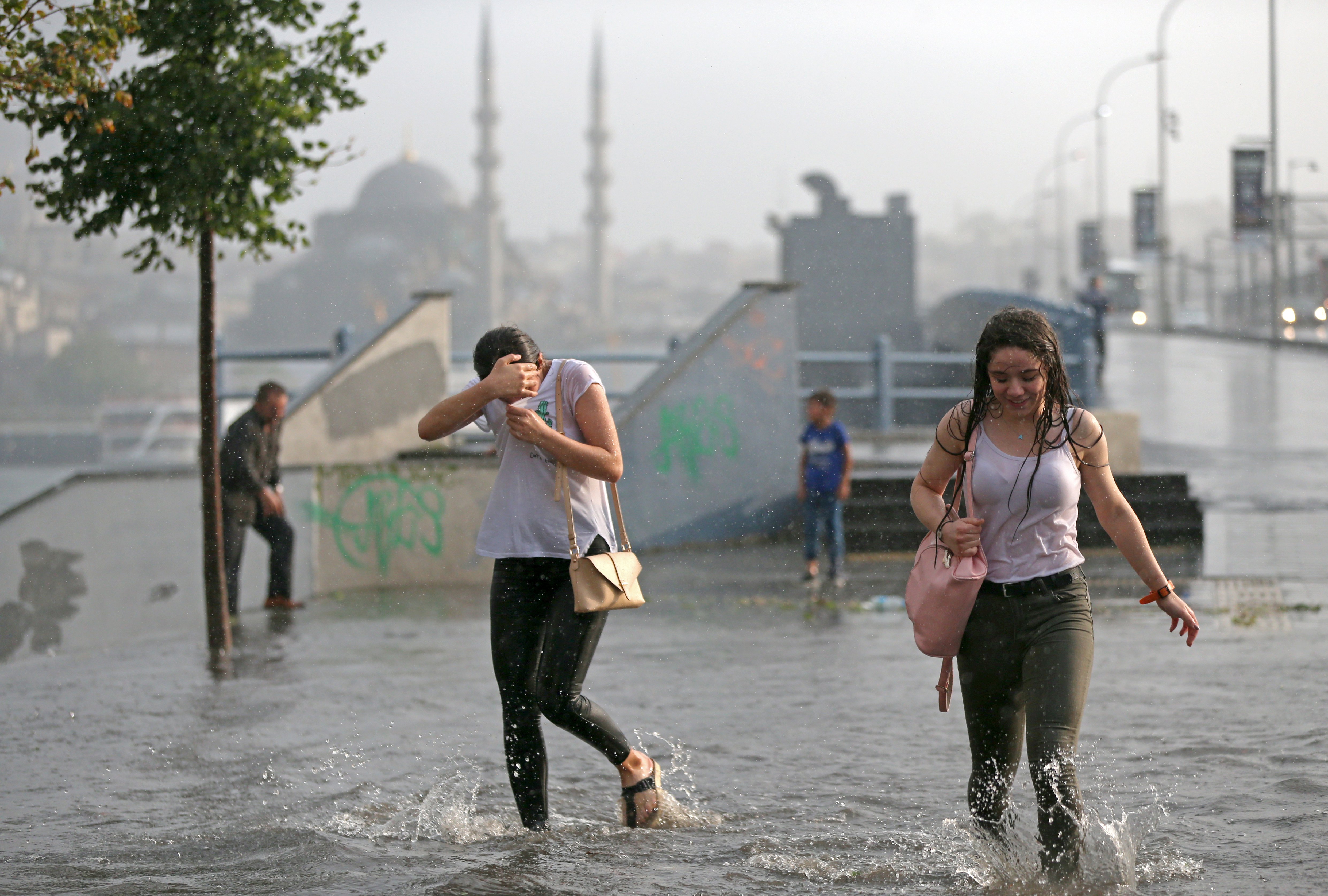 Σφοδρή καταιγίδα σάρωσε την Κωνσταντινούπολη, δύο τραυματίες