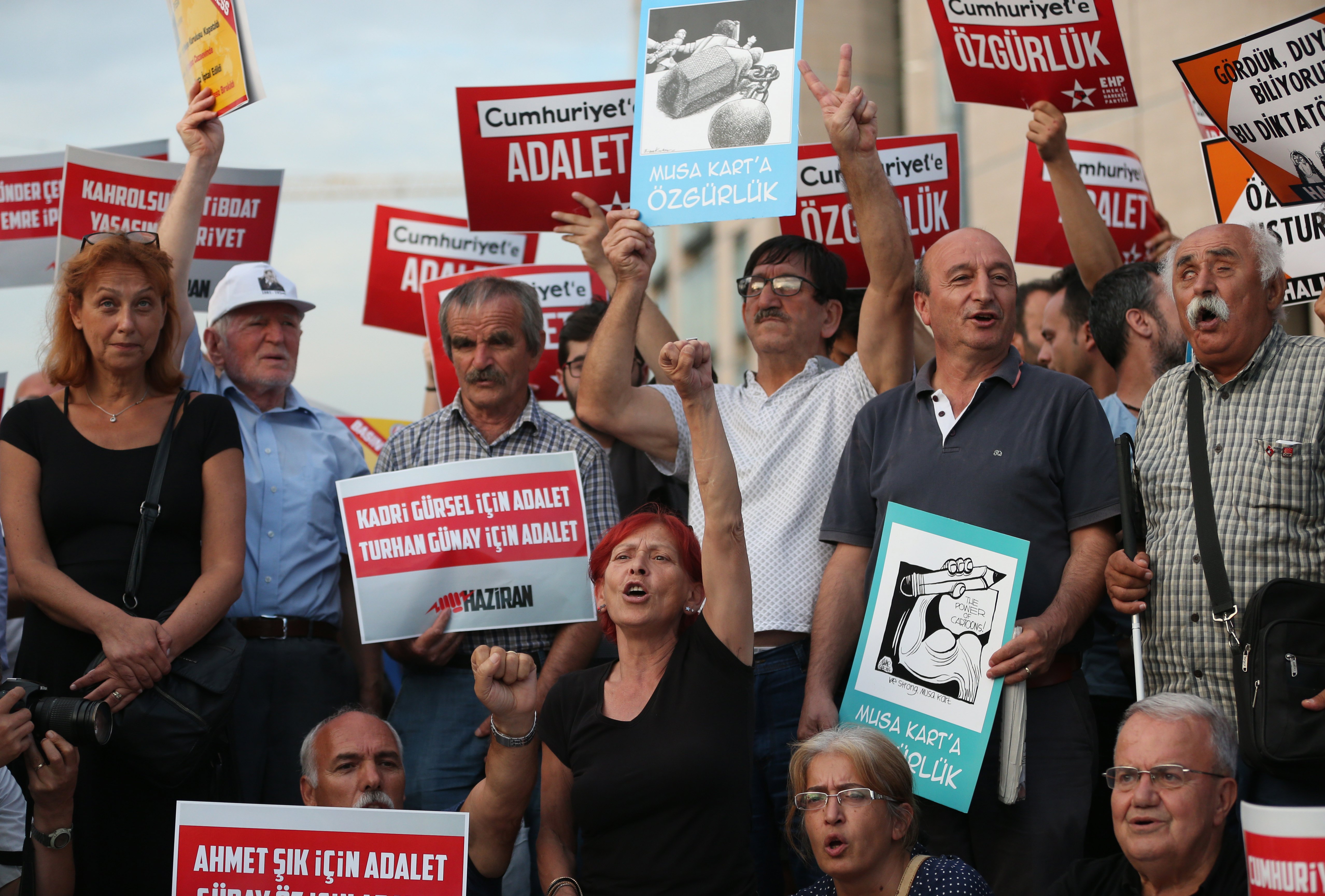 Τουρκία: Αποφυλακίστηκαν επτά δημοσιογράφοι της εφημερίδας Cumhuriyet