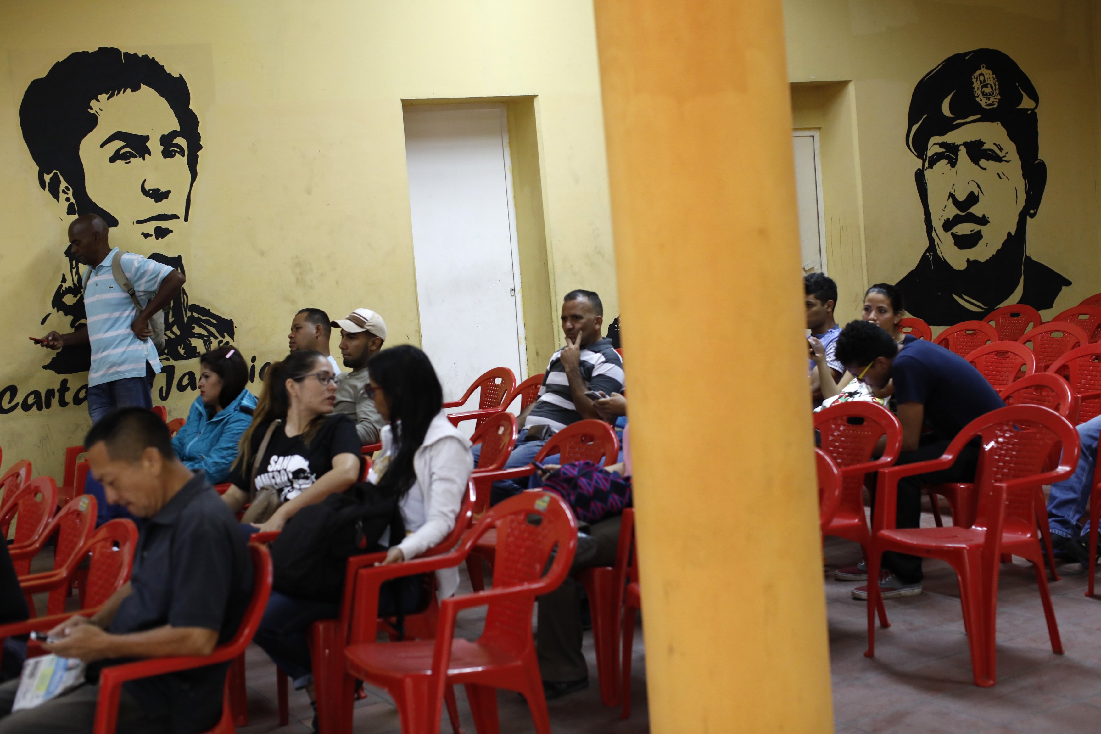 Εν μέσω αιματηρών διαδηλώσεων η κάλπη Μαδούρο για Συντακτική Συνέλευση