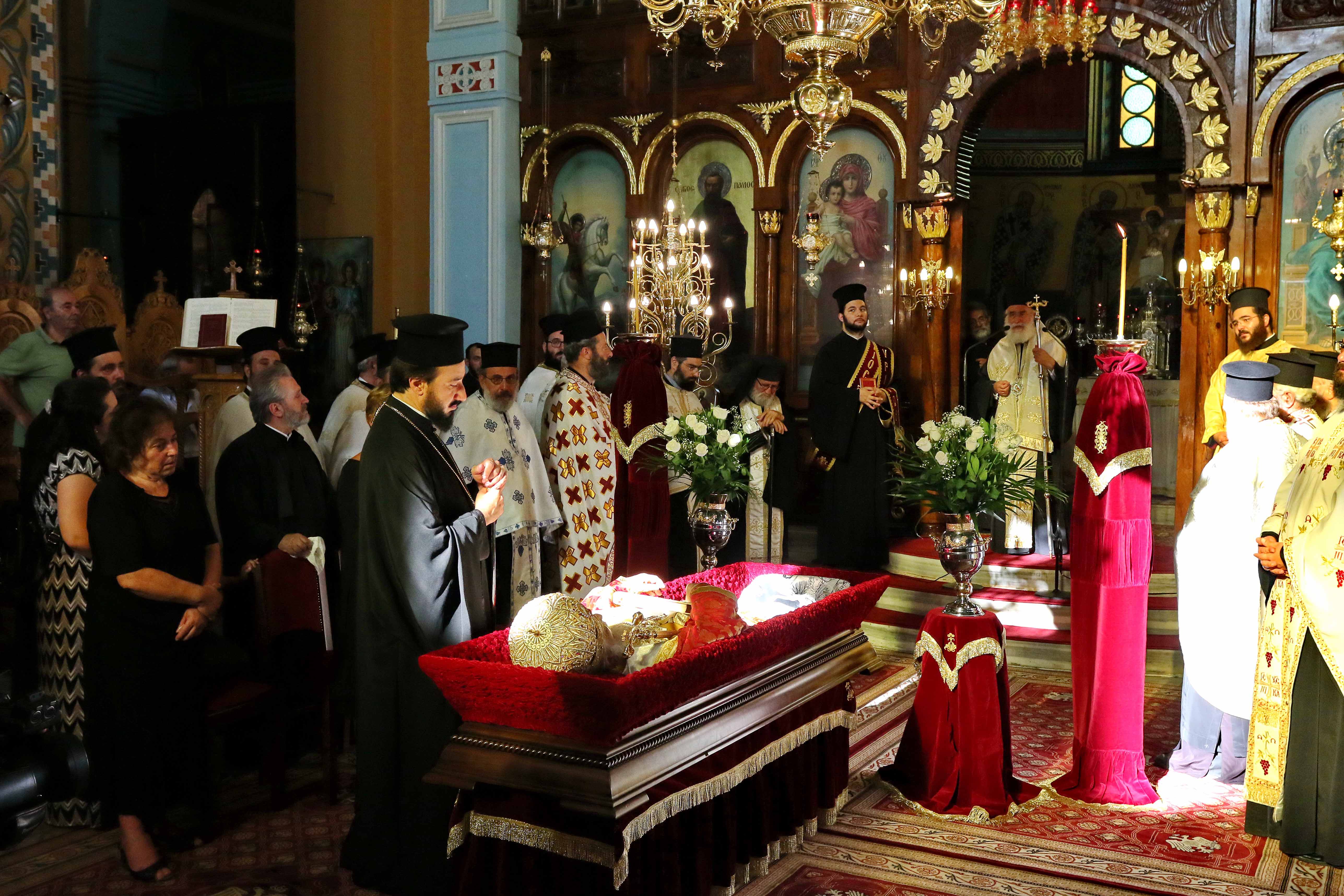 Σε λαϊκό προσκύνημα η σορός του μητροπολίτη Φιλίππων Προκοπίου