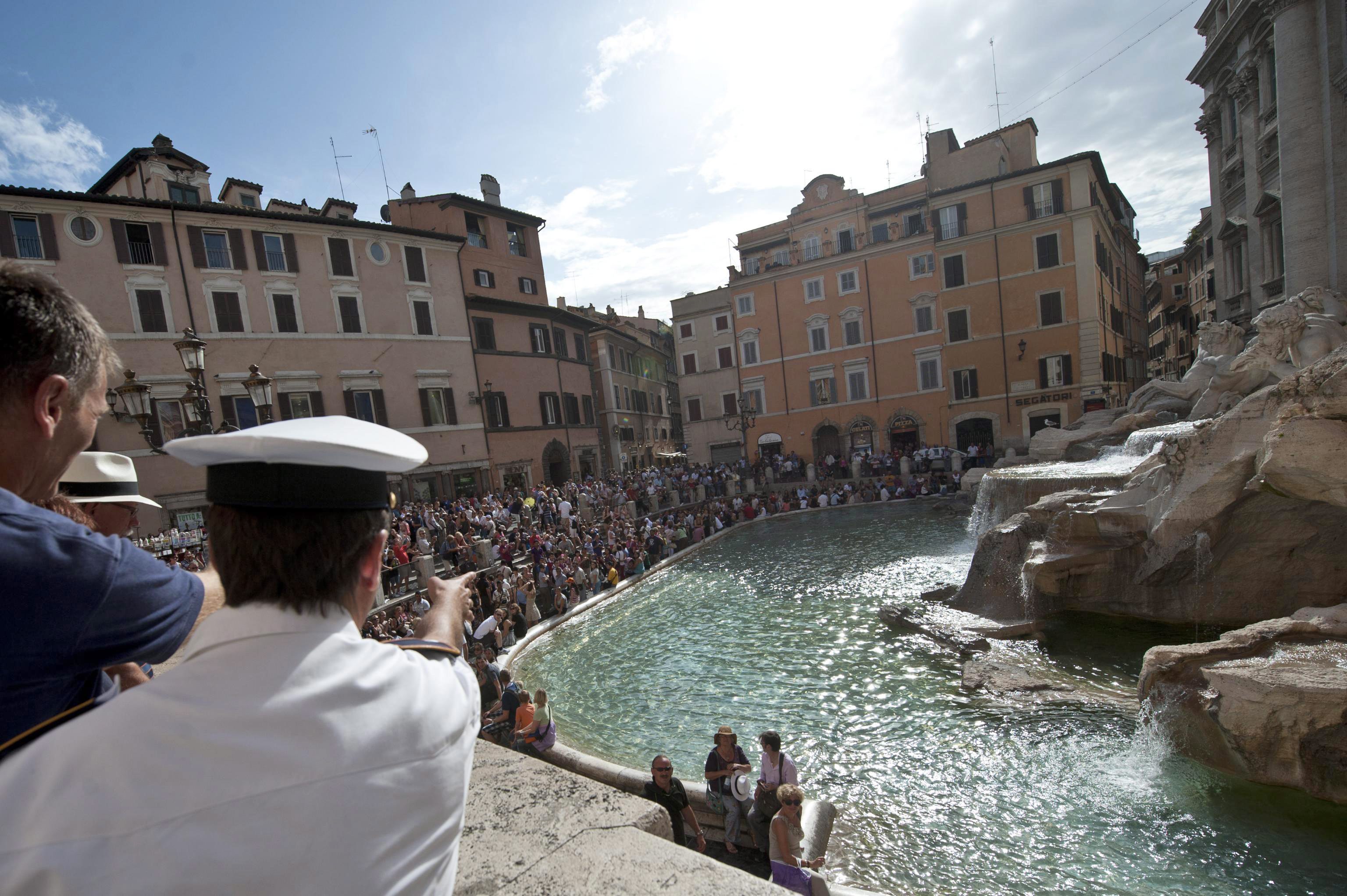 Ιταλία: Ποινές στους τουρίστες που δε σέβονται τη Φοντάνα ντι Τρέβι