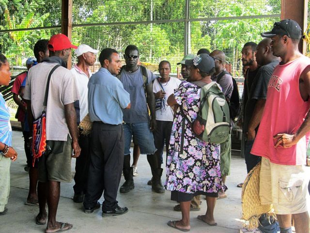 Παπούα: Προσεύχονται πάνω από τις κάλπες για να λύσουν τα μάγια