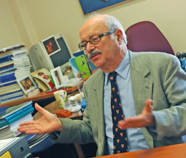 Κατά του καθηγητή Θάνου Βερέμη στρέφεται ο Νίκος Κοτζιάς