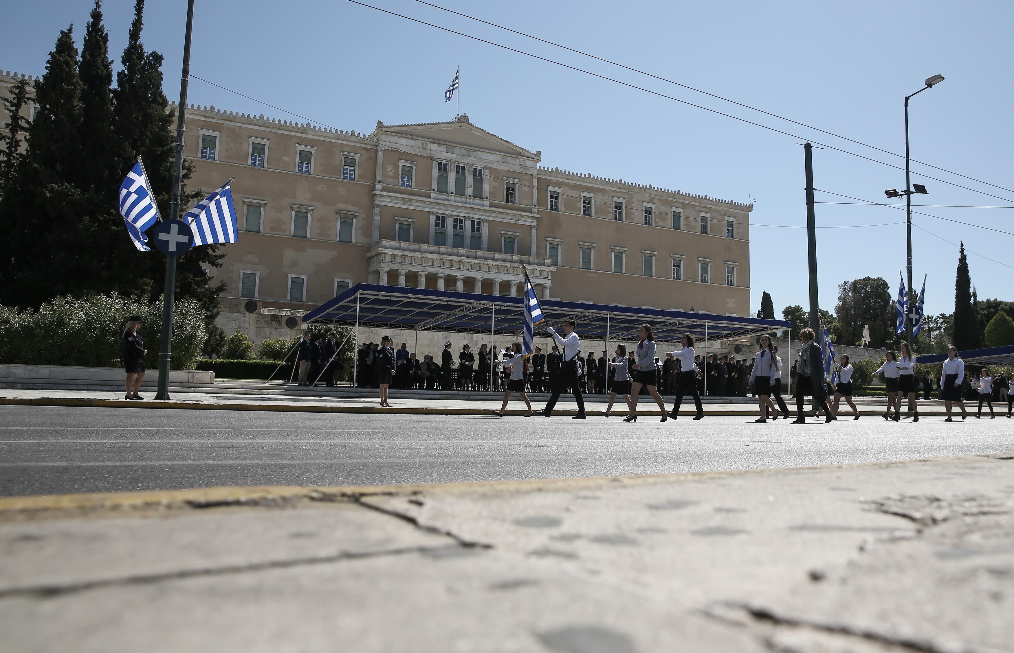 «Κόντρα» κυβέρνησης – αντιπολίτευσης για τους σημαιοφόρους στα δημοτικά