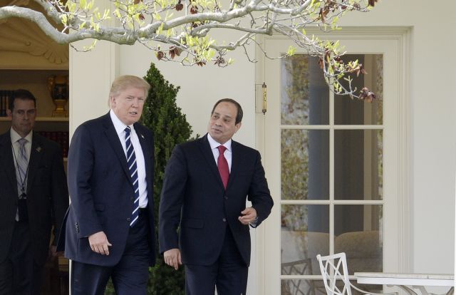 Επικοινωνία Τραμπ – Σίσι μετά το «πάγωμα» πόρων προς την Αίγυπτο