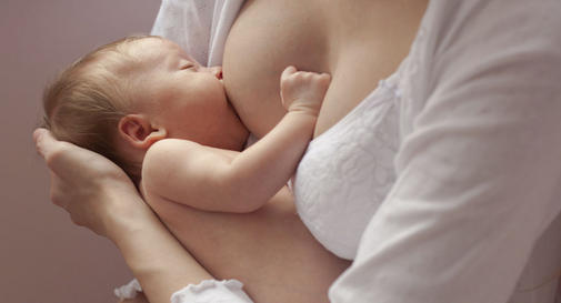 Ο θηλασμός μειώνει τον κίνδυνο καρκίνου στη μαμά και το παιδί