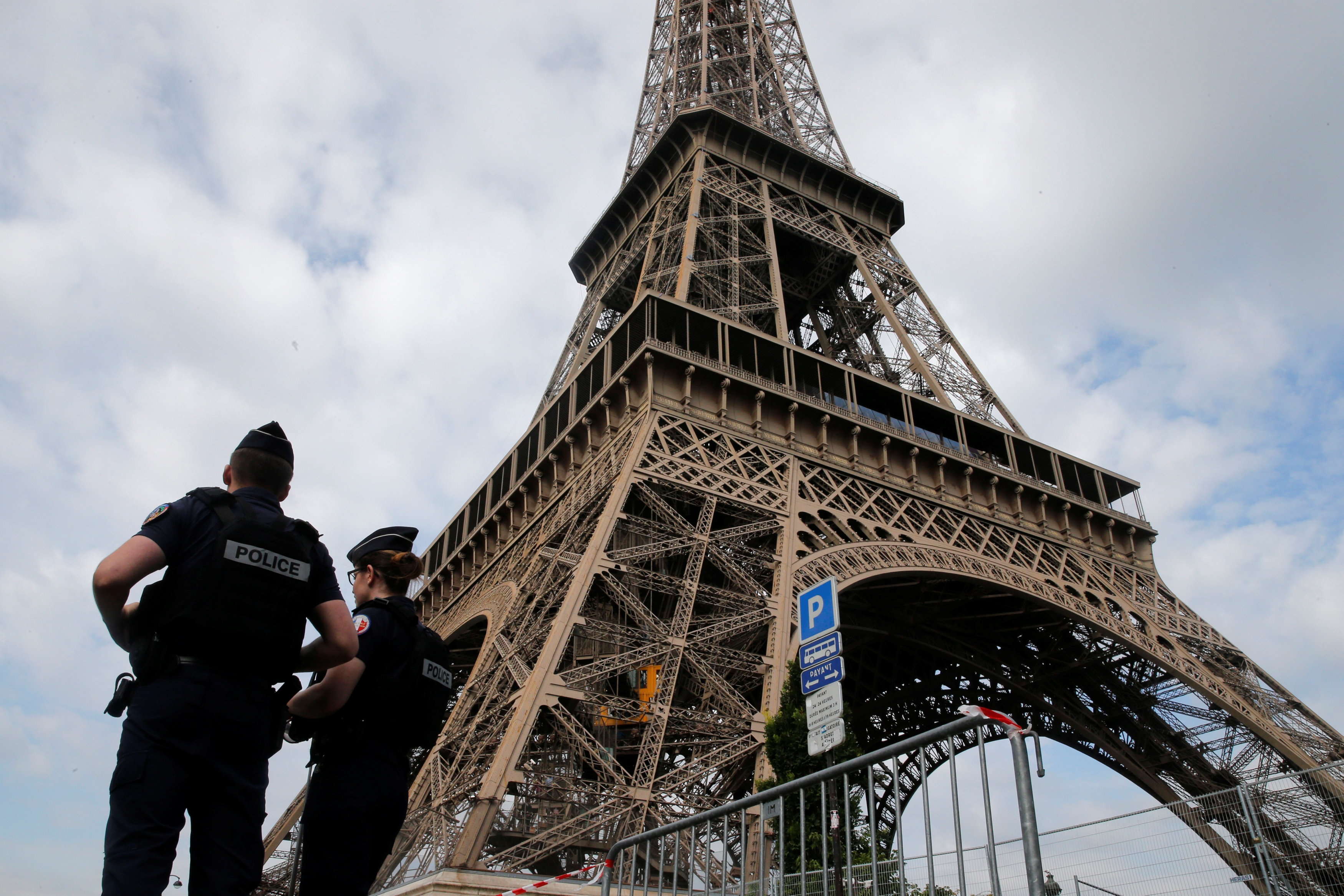 Αντιτρομοκρατική έρευνα στη Γαλλία για οπλισμένο με μαχαίρι άνδρα