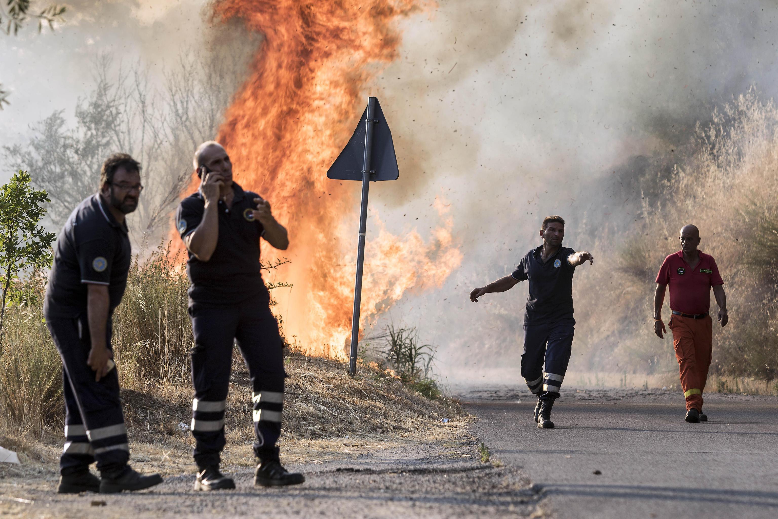 Σικελία: Εθελοντές πυροσβέστες ύποπτοι πως έβαζαν φωτιές για… το επίδομα