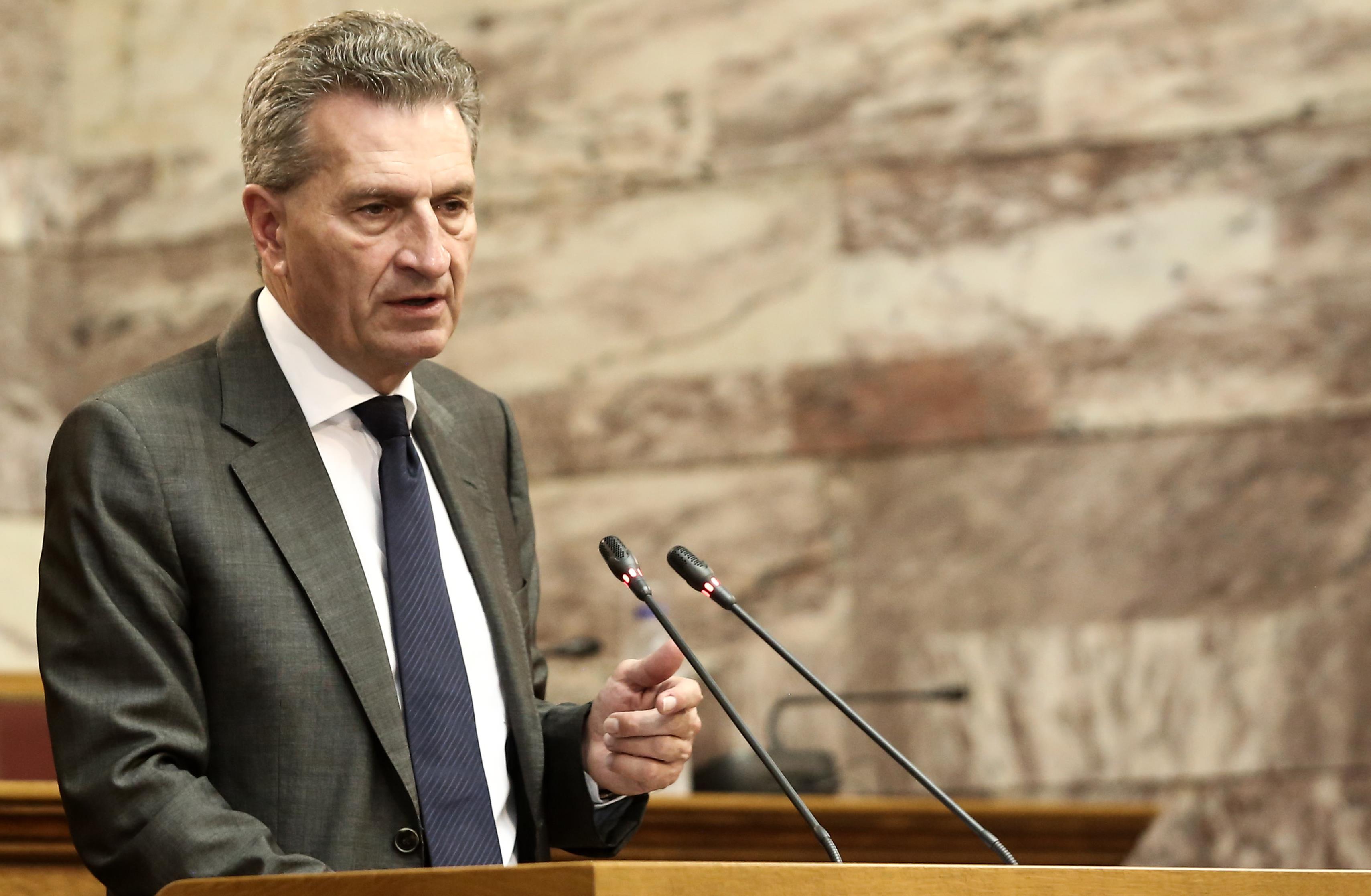 Θα πληρώνετε μέχρι το 2020, λέει ο Έτινγκερ στη Βρετανία