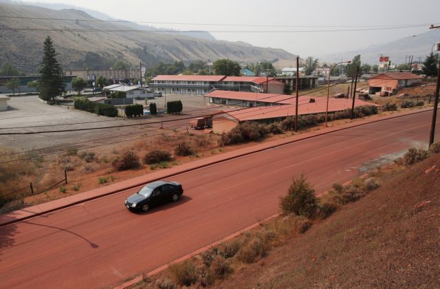 Ένας Καναδός σε ρόλο πυροσβέστη με τη χρήση ταχύπλοου