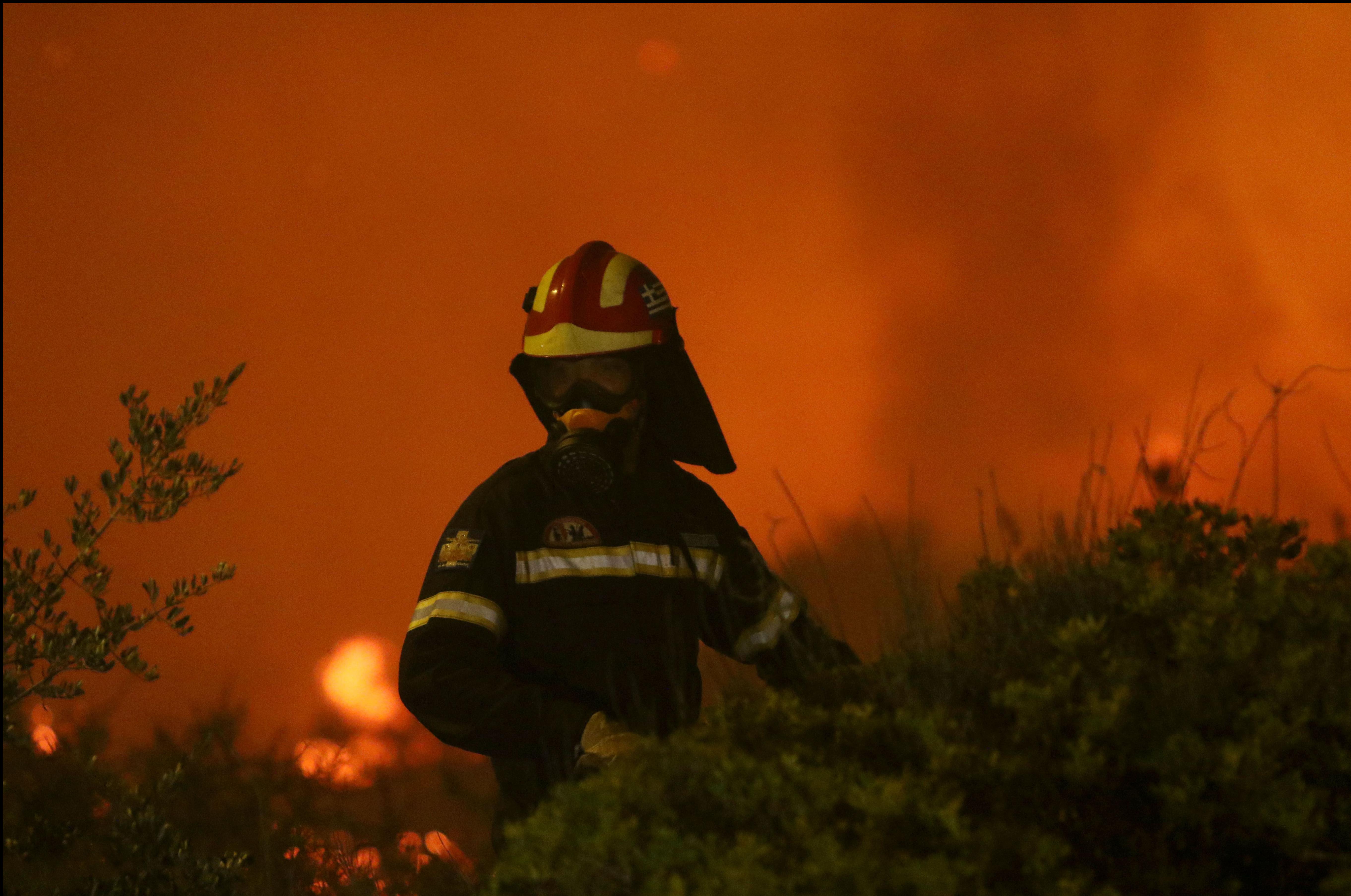 Δύσκολη νύχτα στα Κύθηρα, μάχη με τις φλόγες δίνουν οι πυροσβέστες