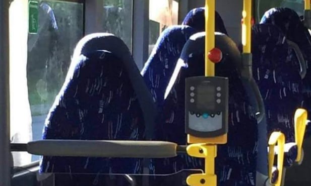 Λόχο με μπούρκες είδε ξενοφοβική ομάδα αντί για… άδεια καθίσματα λεωφορείου