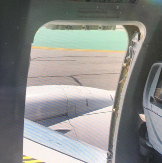 Έφηβος άνοιξε την πόρτα κινδύνου σε αεροπλάνο και γλίστρησε στο φτερό