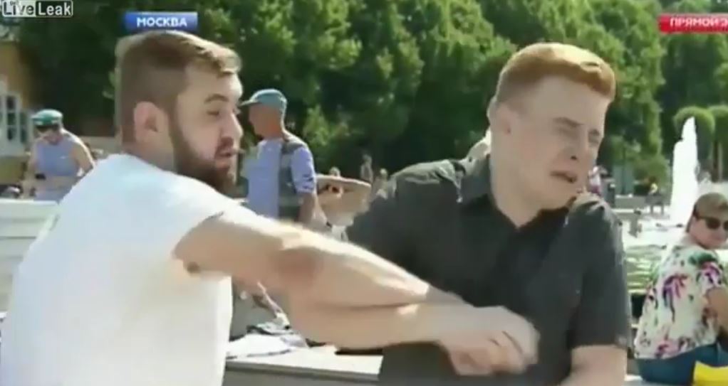 Άνδρας γρονθοκόπησε ρώσο δημοσιογράφο σε ζωντανή σύνδεση