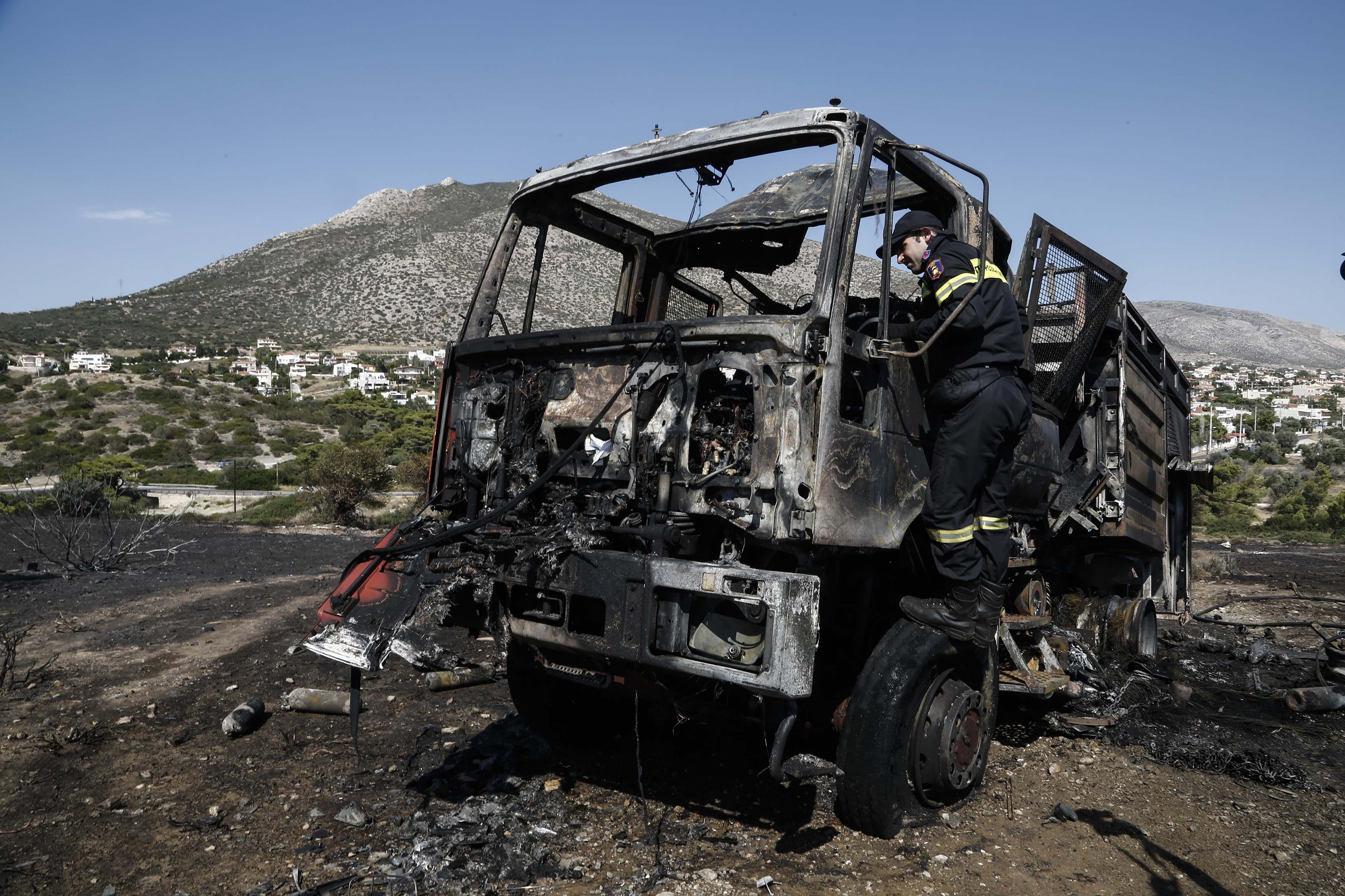 Εξιτήριο για τους τρεις πυροσβέστες που τραυματίστηκαν στη φωτιά στο Λαγονήσι