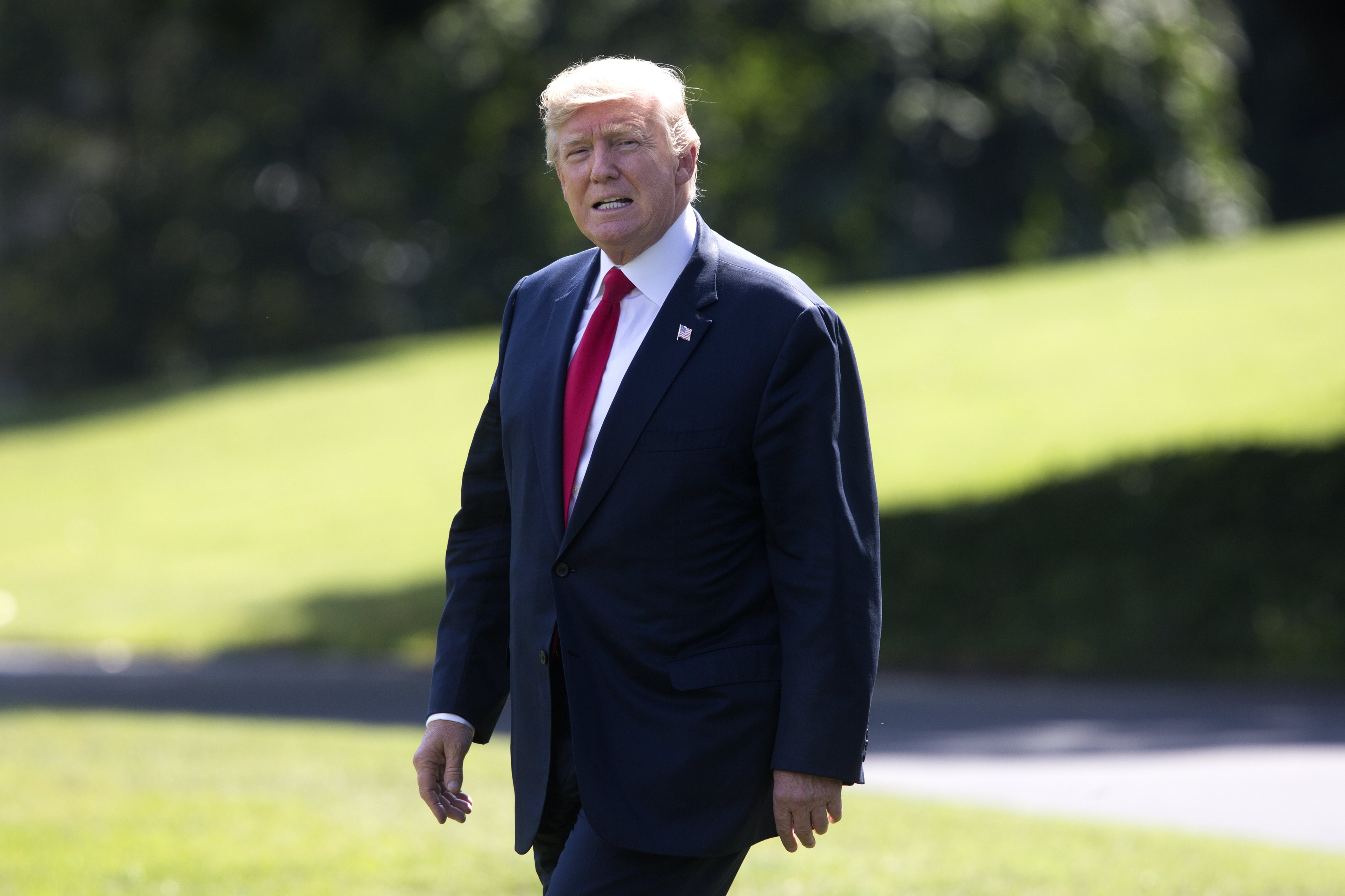 Εργάζομαι σκληρά, λέει ο Τραμπ παίζοντας γκολφ