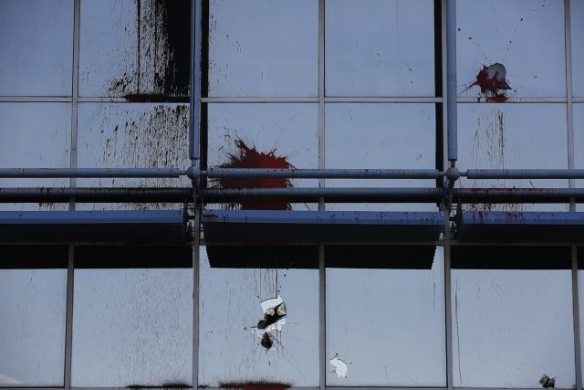 Επίθεση με μπογιές κατά Siemens από τον Ρουβίκωνα