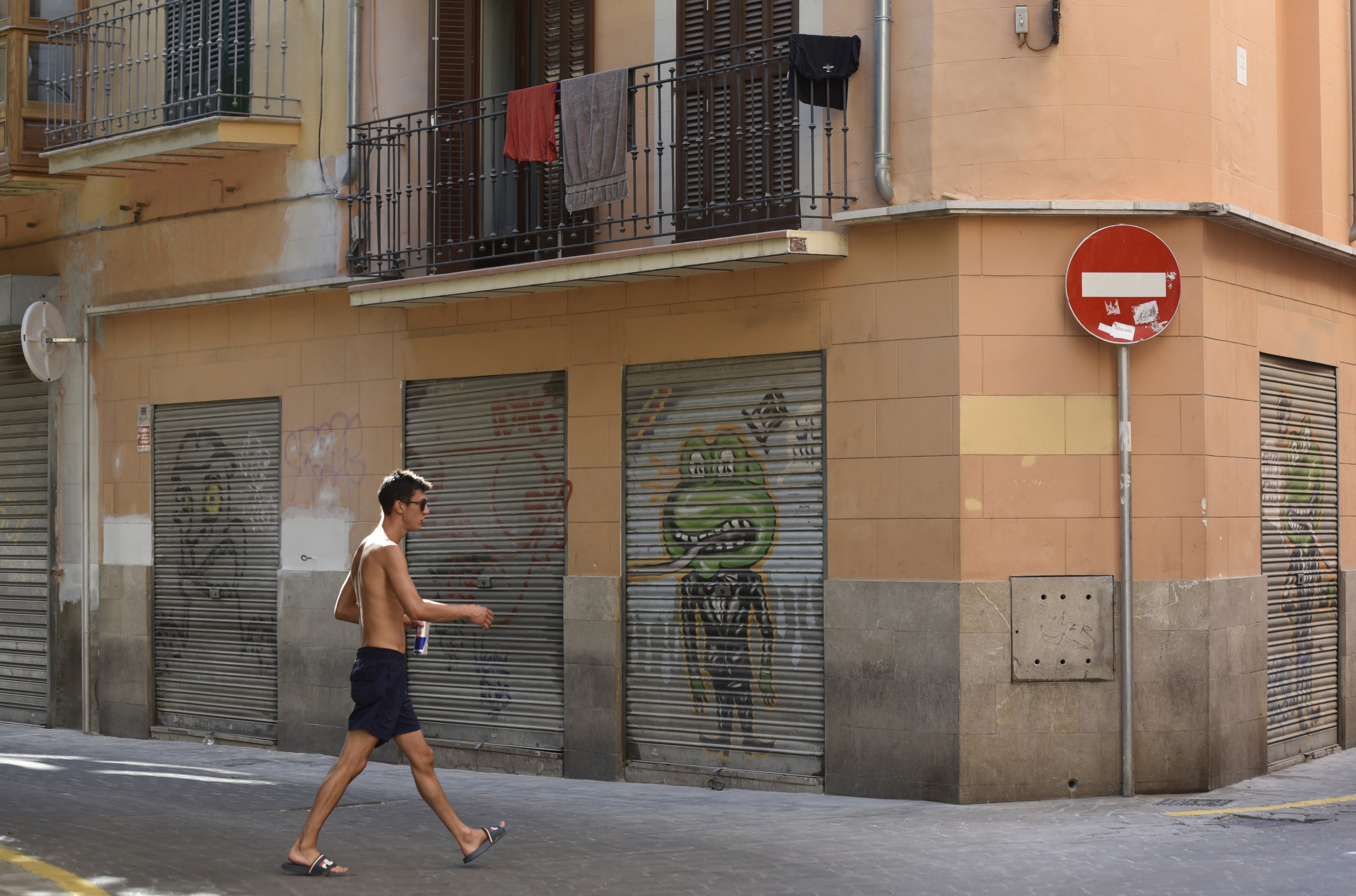 Βαλεαρίδες: To τσουνάμι τουριστών έφερε πρόστιμα και πλαφόν στις κλίνες