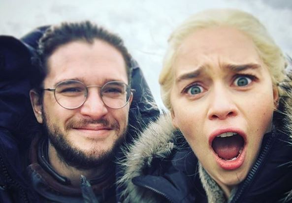 Η Ντενέρις ζητά από τον Τζον Σνόου να γονατίσει, το Instagram παθαίνει αμόκ