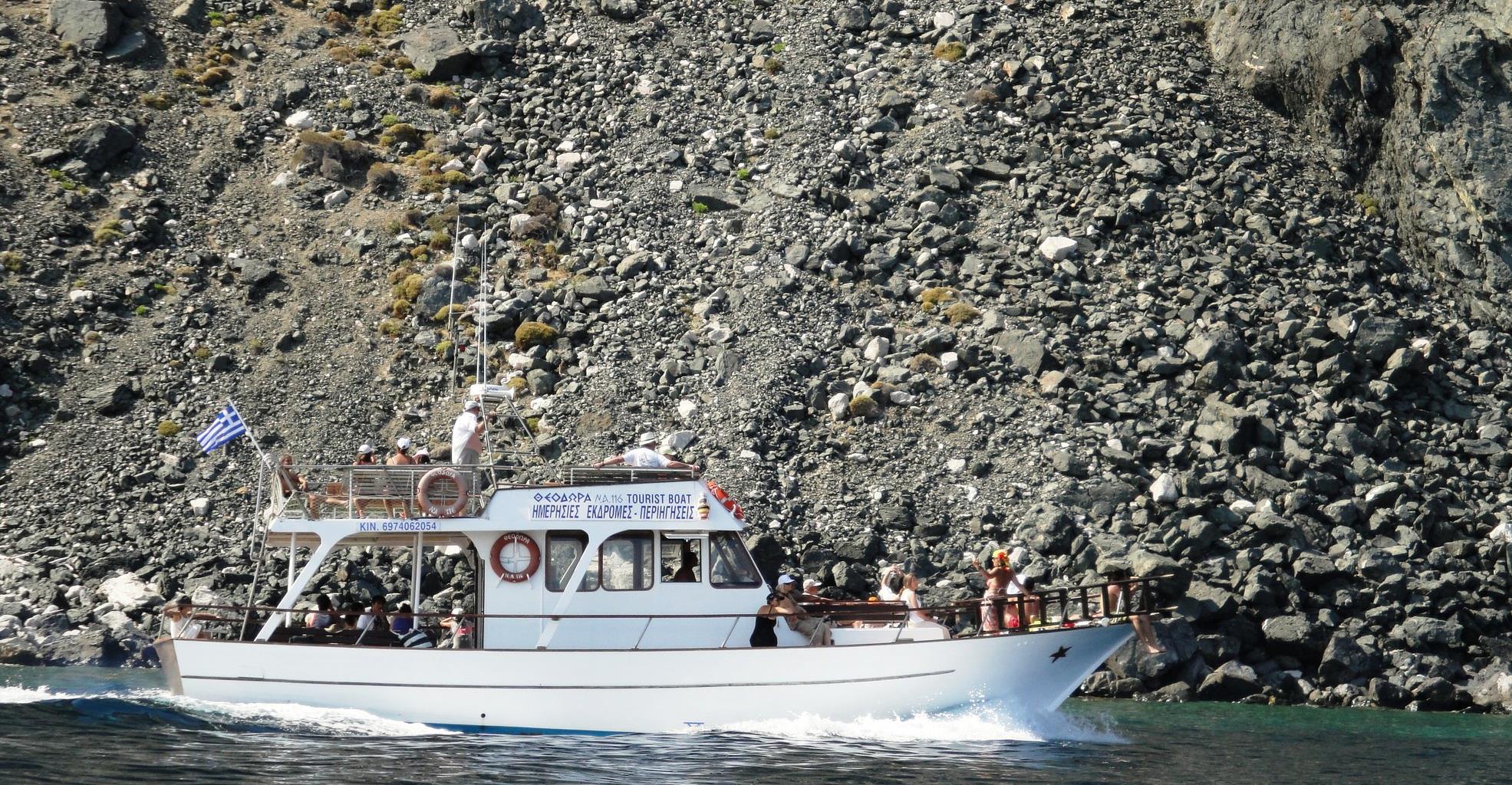 Στις φλόγες η «Θεοδώρα», το μοναδικό περιηγητικό σκάφος της Σαμοθράκης