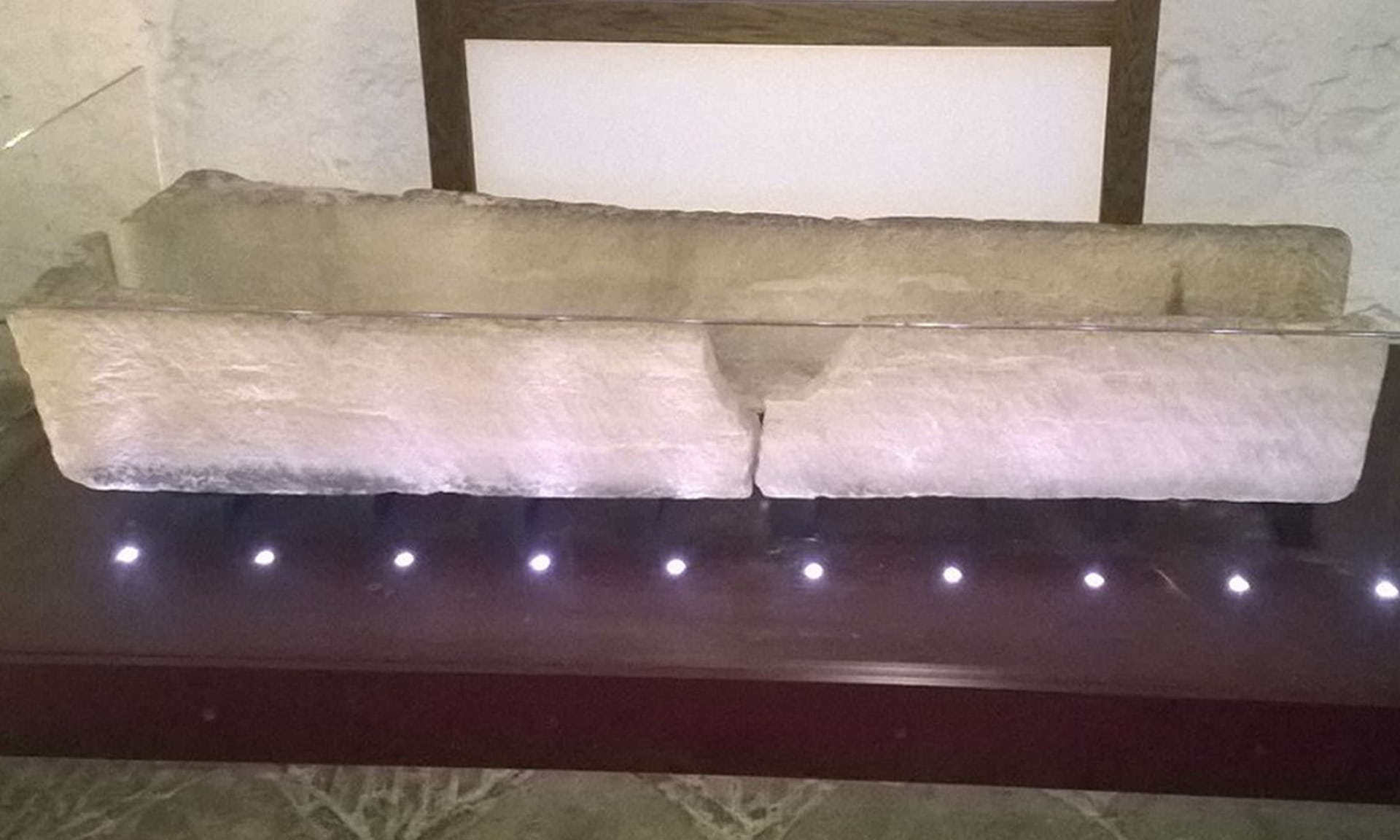 Ζευγάρι κατέστρεψε σαρκοφάγο 800 ετών …για μια φωτογραφία