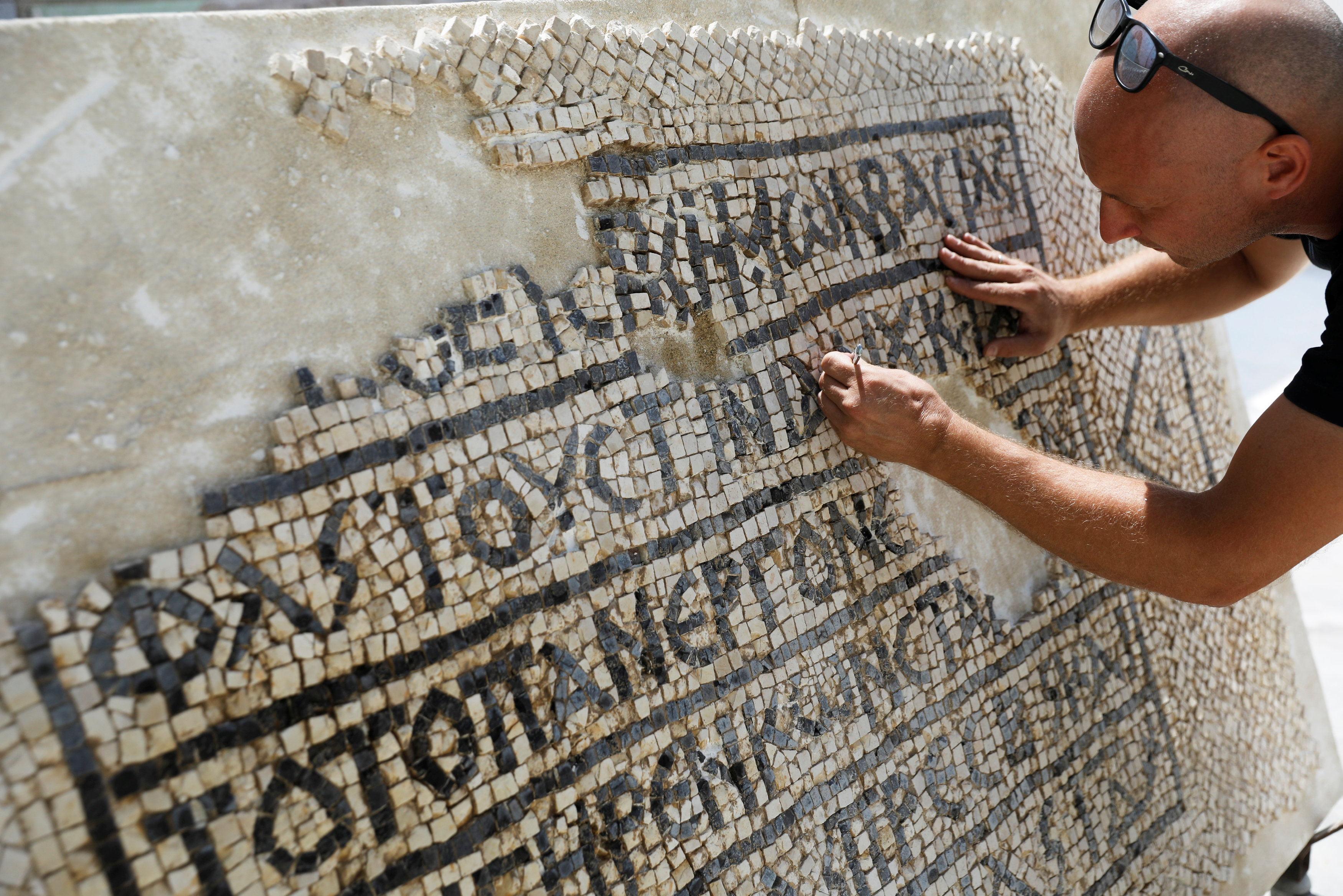 Αρχαίο μωσαϊκό με ελληνική επιγραφή ανακαλύφθηκε στο Ισραήλ