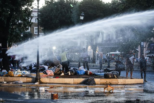Με αντλίες νερού έδιωξαν πρόσφυγες από πλατεία της Ρώμης