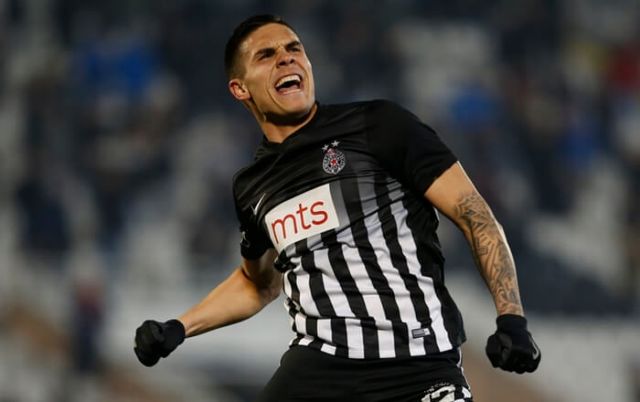 Τζούρτζεβιτς και έναν αμυντικό κοιτάζει ο Ολυμπιακός