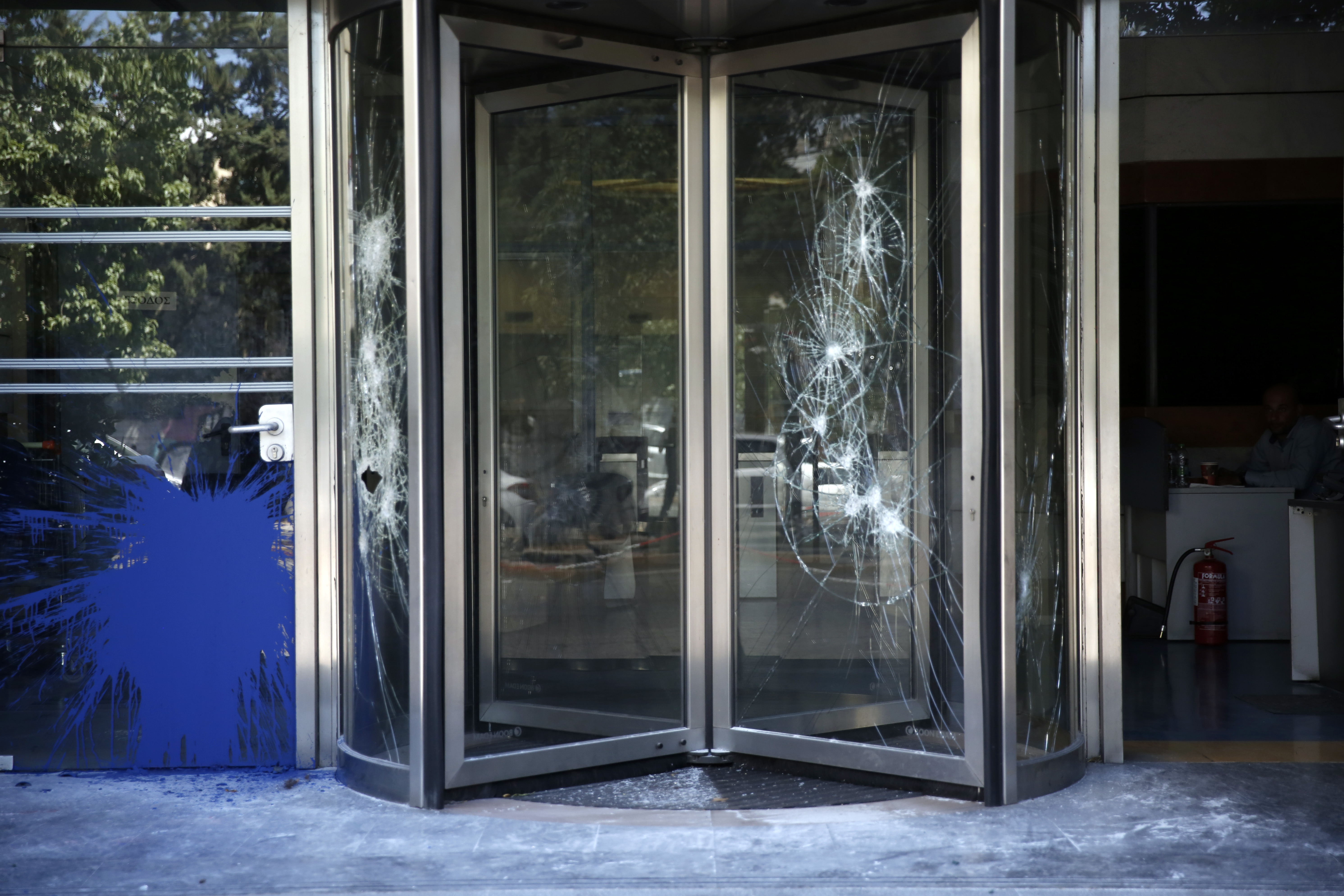 Η κυβέρνηση αποφεύγει να σχολιάσει την τραμπούκικη επίθεση στον ΔΟΛ