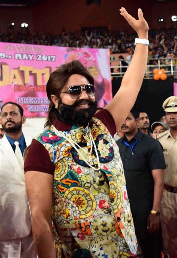 Ρόκσταρ Μπάμπα: Ένας γκουρού που ζει τις φαντασιώσεις του