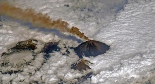 Το ηφαίστειο που βρυχάται πάνω από τα σύννεφα