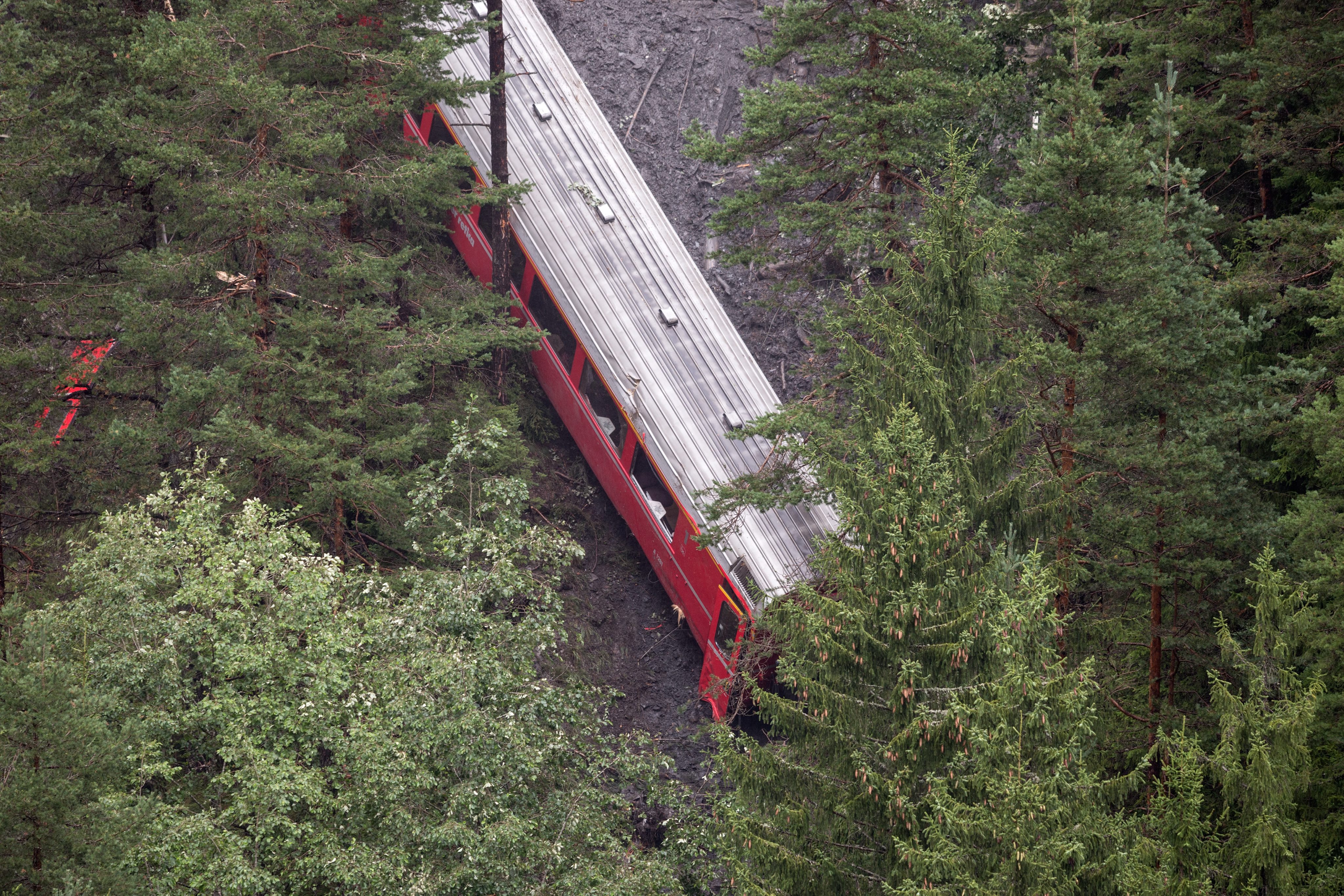 Σύγκρουση τρένων στην Ελβετία, τουλάχιστον 30 τραυματίες