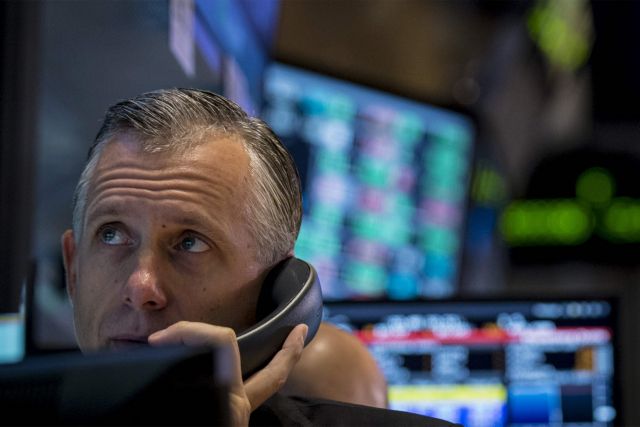 Πέφτει το ευρώ και οι αποδόσεις ομολόγων μετά τα νέα για πιθανή παράταση QE