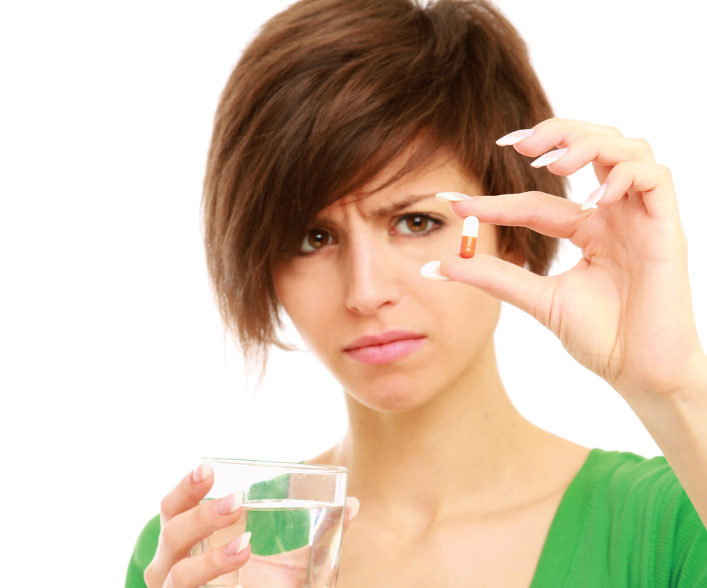 Ребенок пьет таблетки. Женщина пьет таблетки. Не хочу пить таблетки. Прием лекарств. Прием лекарств.