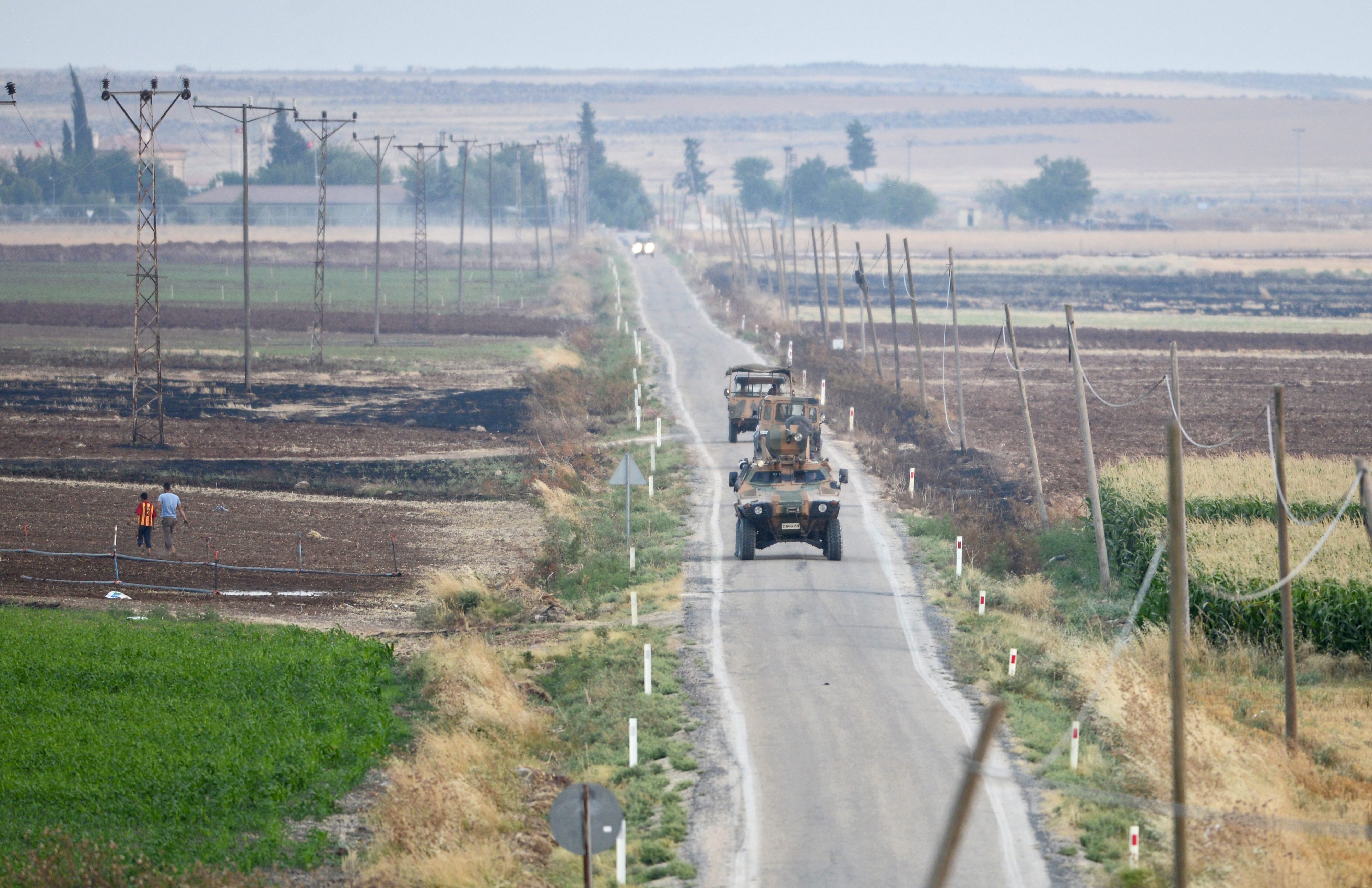 Η Άγκυρα στέλνει στρατιωτικά οχήματα, εξοπλισμό στα σύνορα με τη Συρία