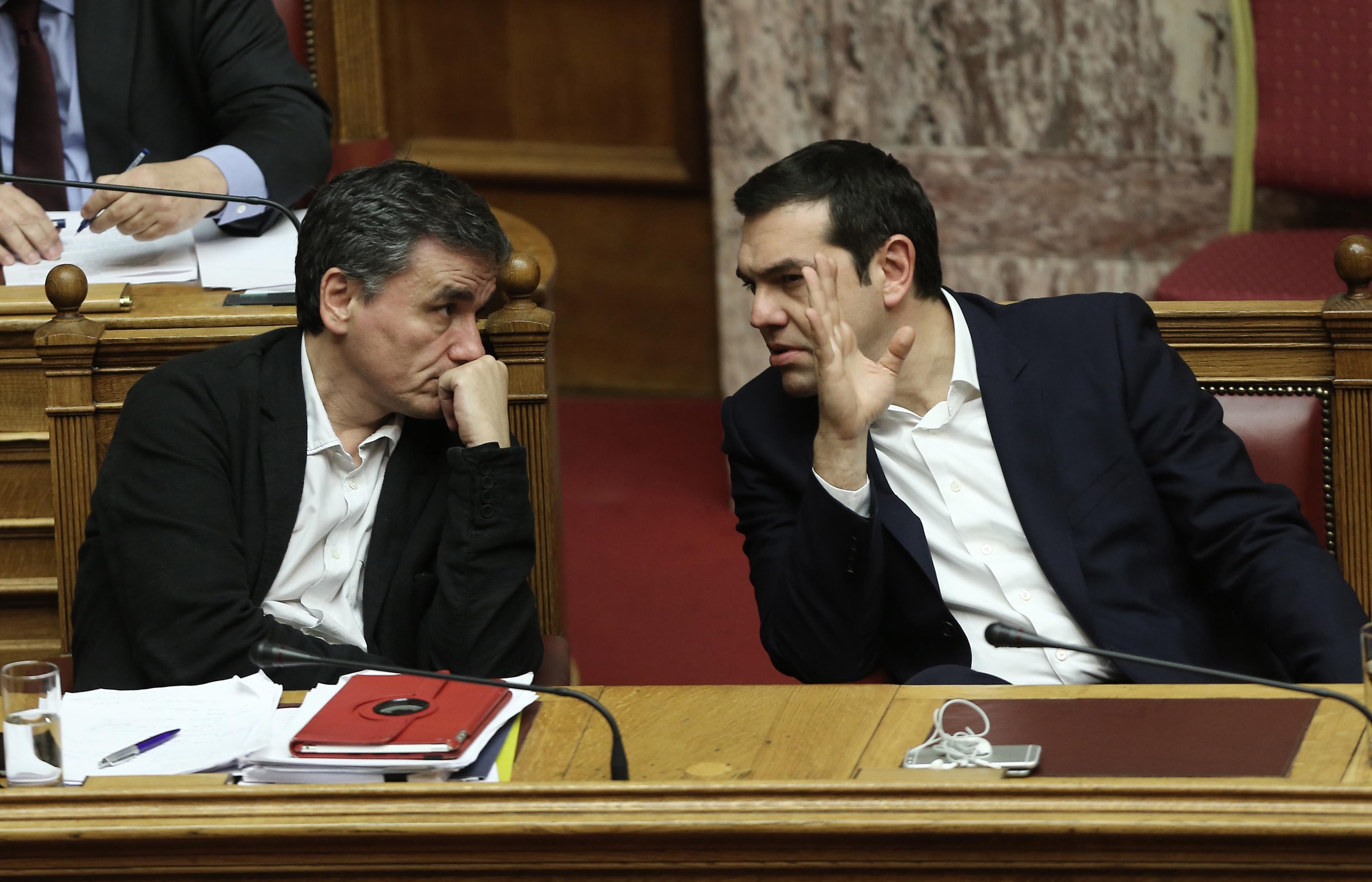 Ορατό το ενδεχόμενο νέων μέτρων, παρά τις διαψεύσεις