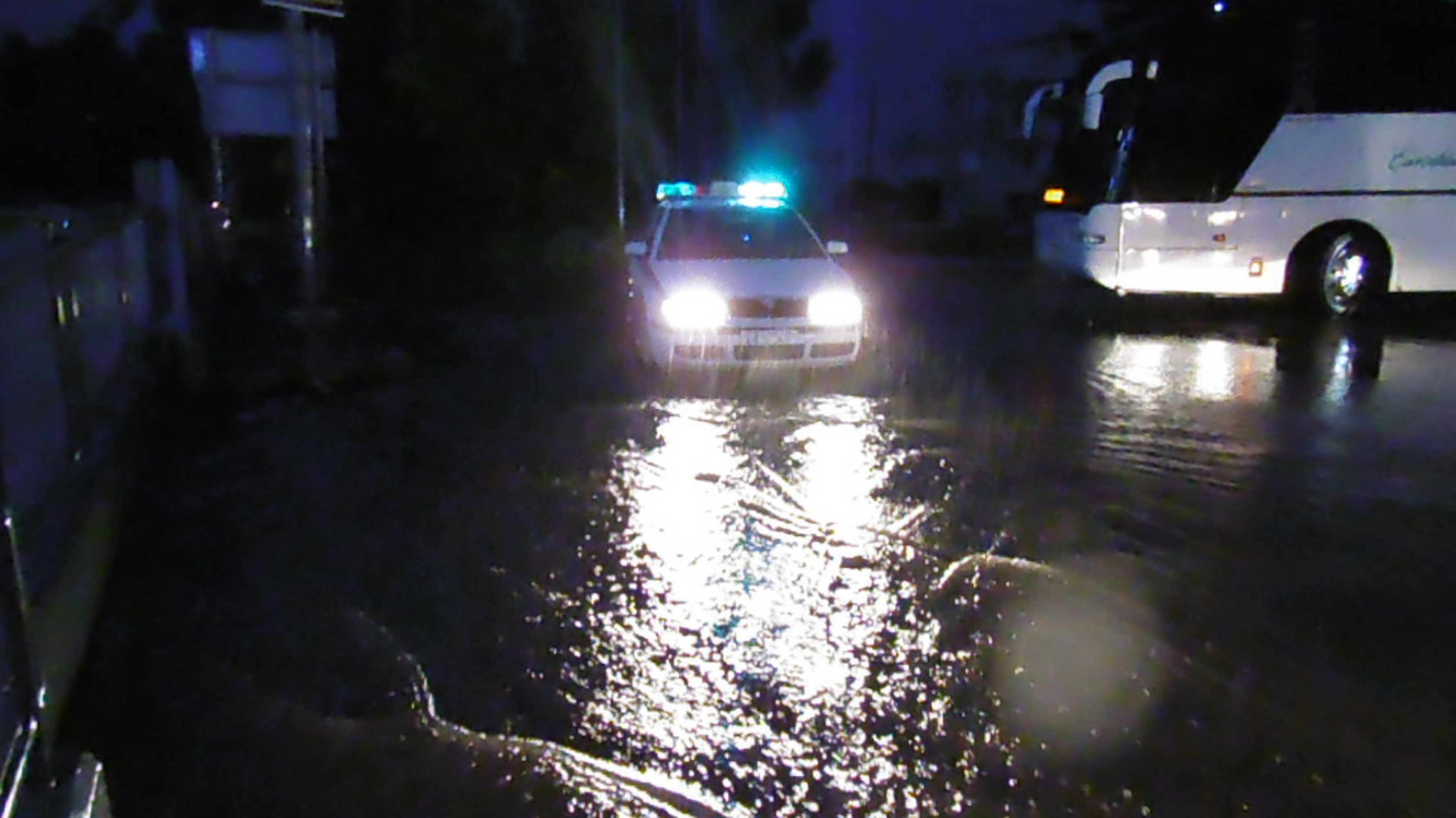Πλημμυρισμένοι οι δρόμοι στη Θεσσαλονίκη – Καραμπόλα με τέσσερα ΙΧ