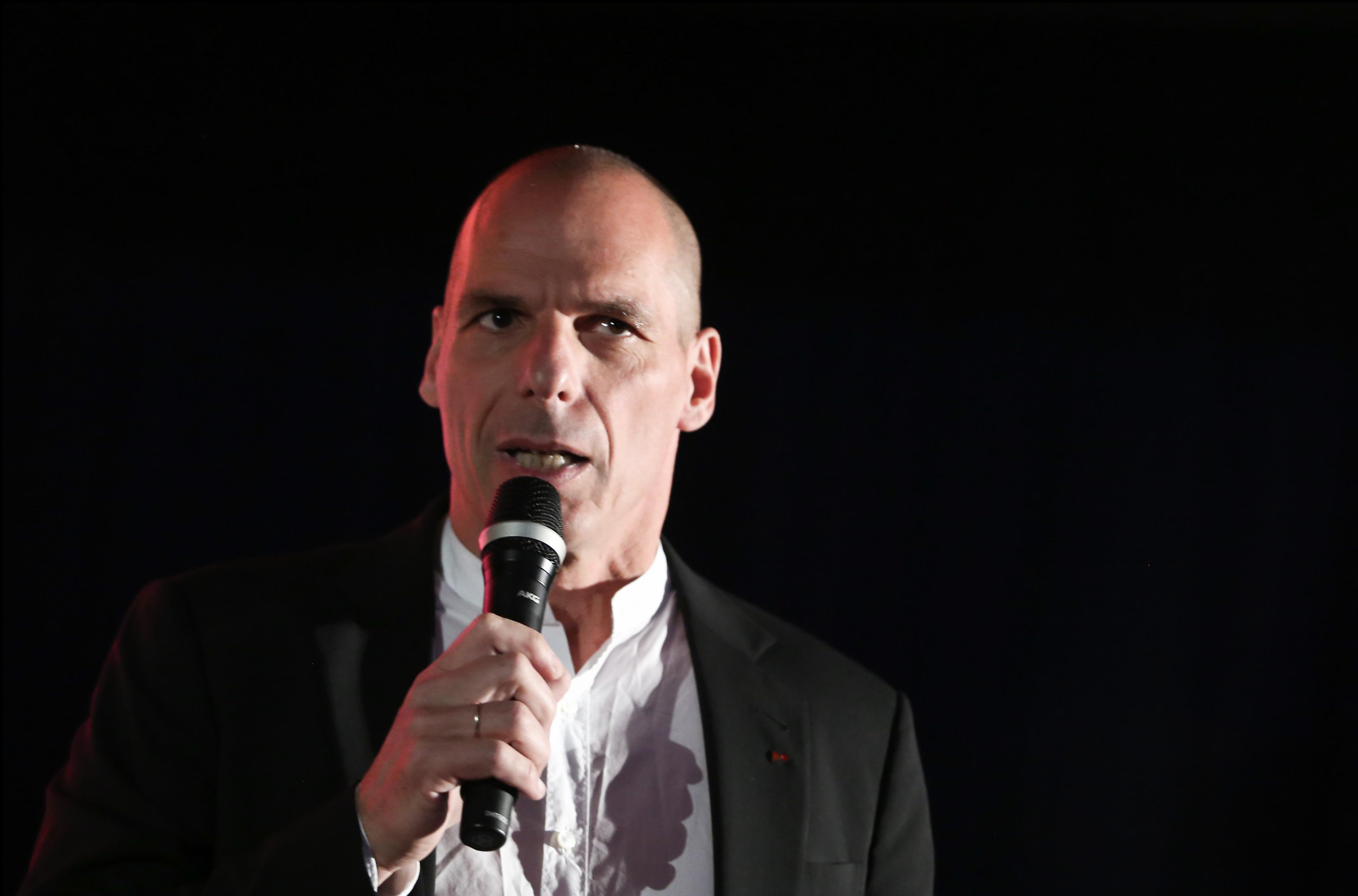 Το μήνυμα του Βαρουφάκη ήταν στο… μπλουζάκι του