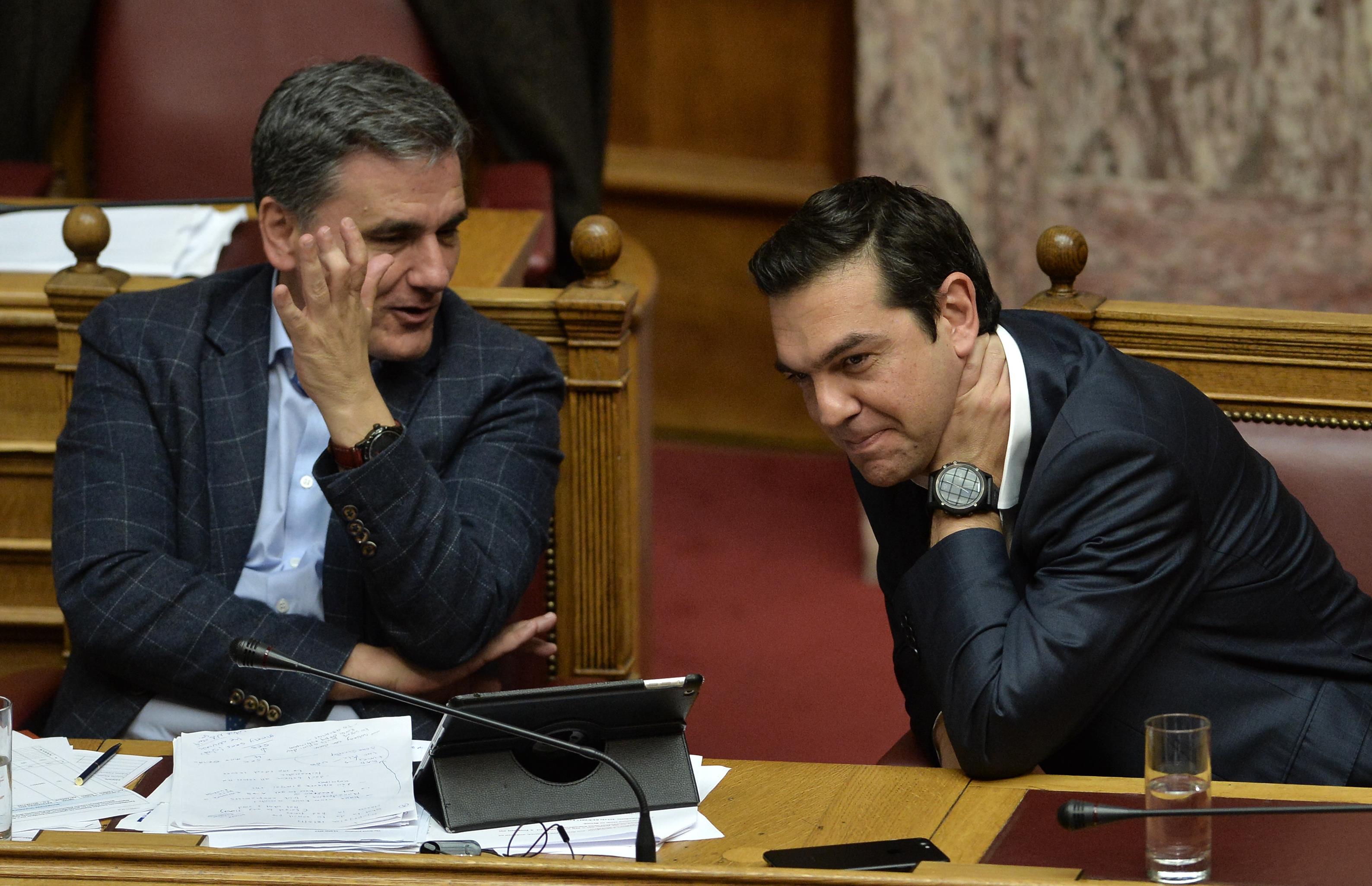 ΥΠΟΙΚ: Δεν υπάρχουν συγκρούσεις μεταξύ Τσίπρα – Τσακαλώτου